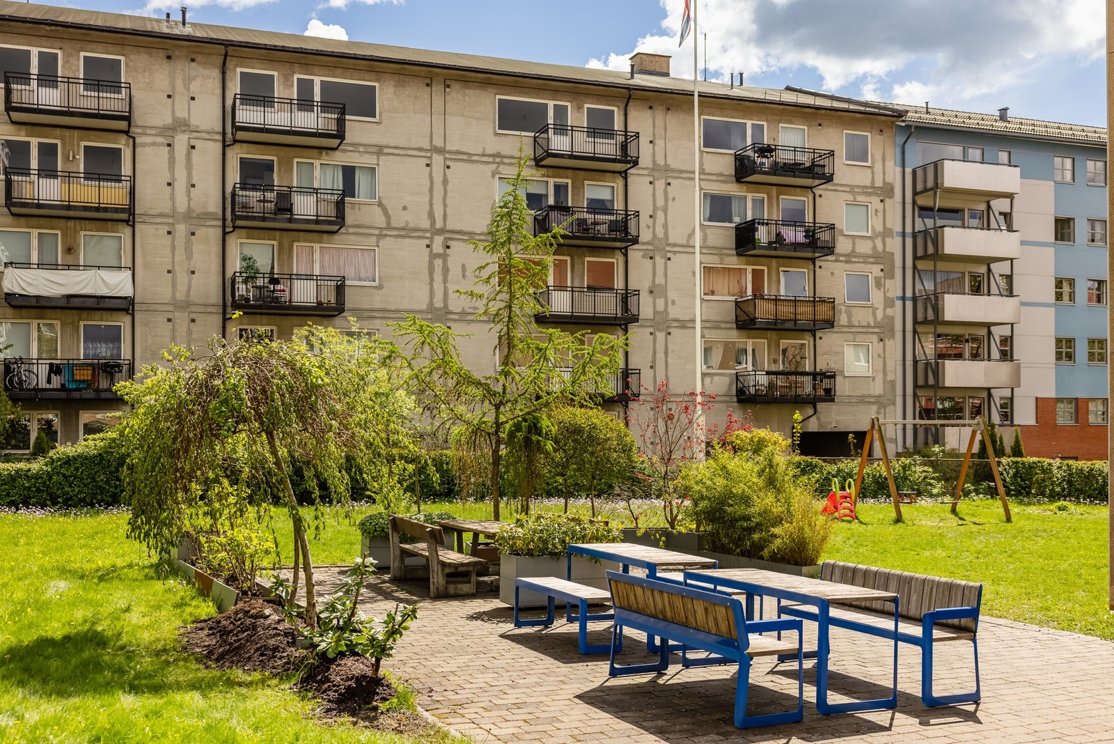 Som beboer har du tilgang til hyggelig bakgård med sittegrupper og grill. Galleribilde
