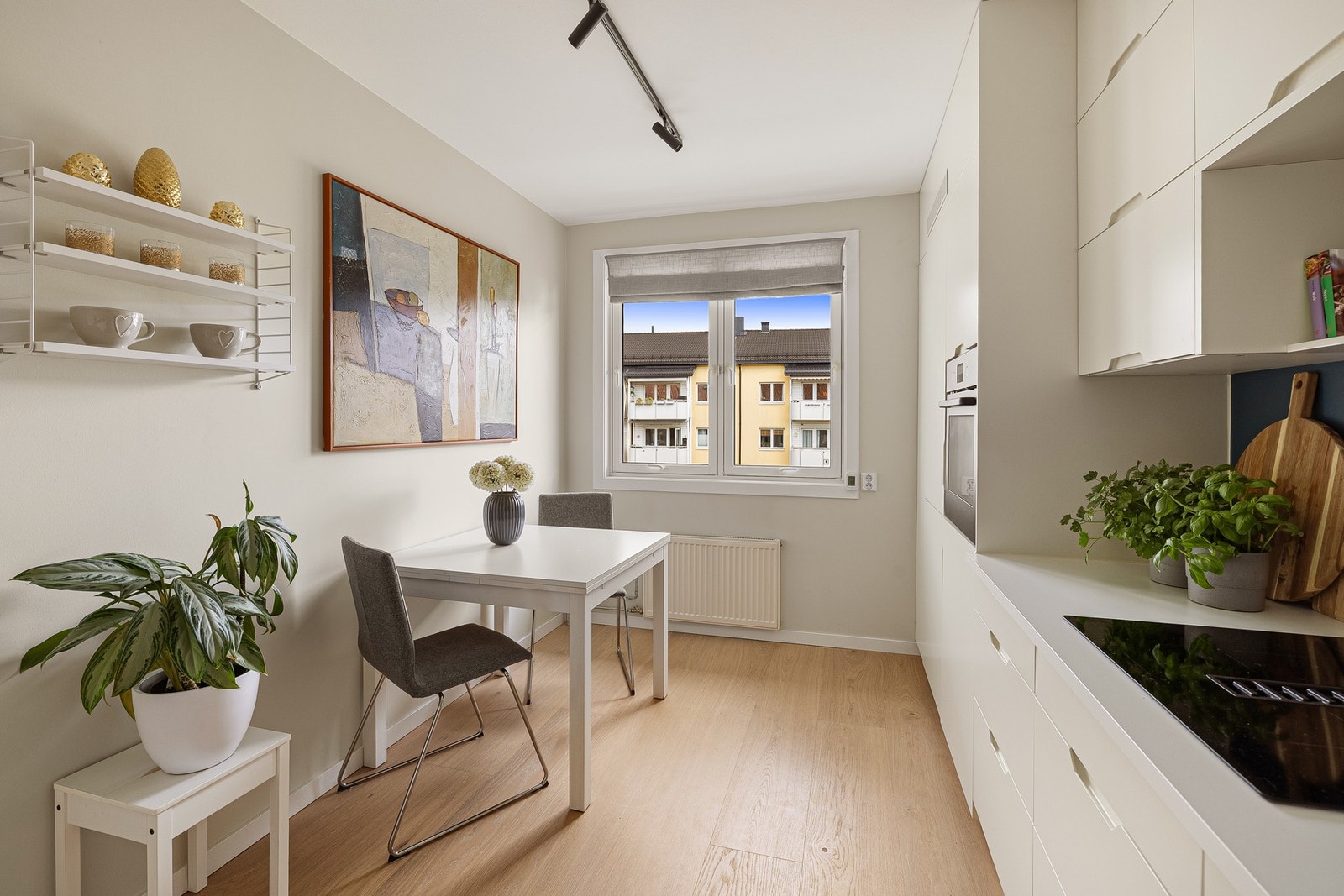 Kjøkkenet er romslig med plass til spisebord. Galleribilde