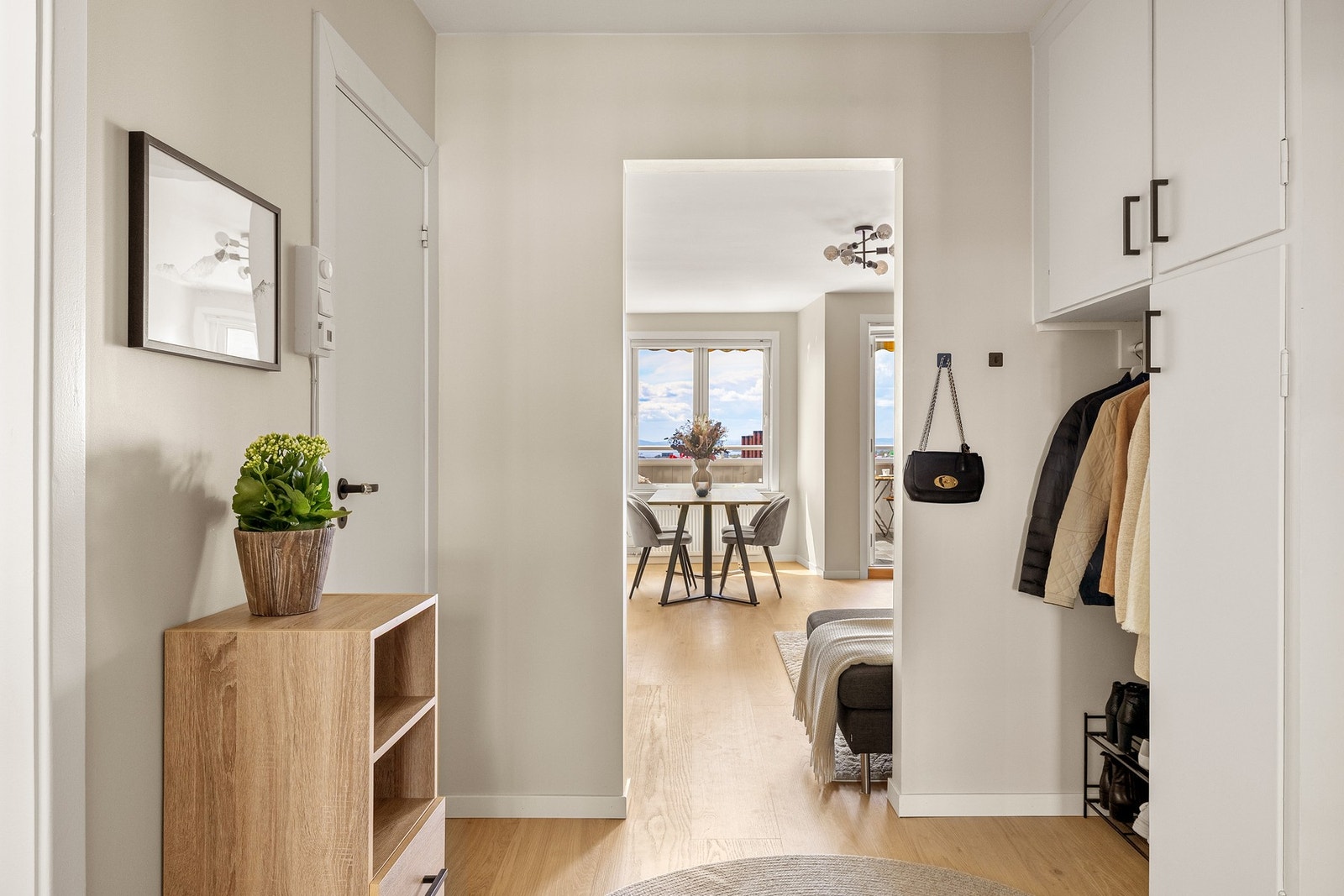 Når du entrer leiligheten kommer du inn i en lys, innbydende og praktisk entré. Galleribilde
