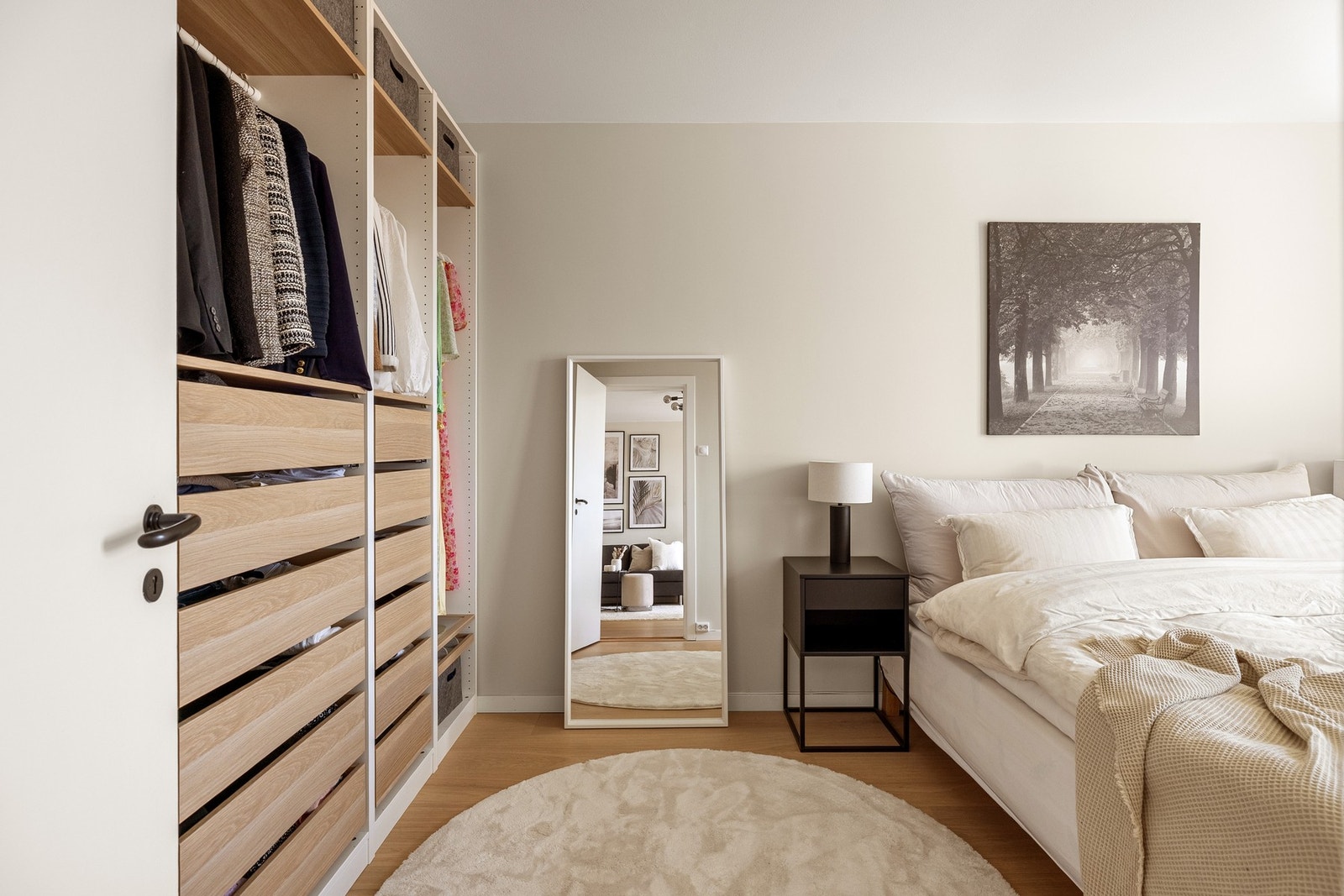På hovedsoverommet sørger den store garderobeløsningen for rikelig med lagringsplass. Galleribilde