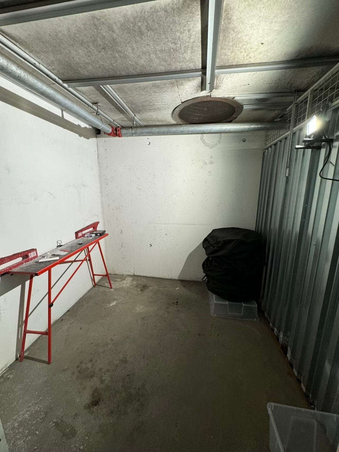 Garasjeplassen har en tilhørende kvadratisk bod på ca 5m2. Galleribilde