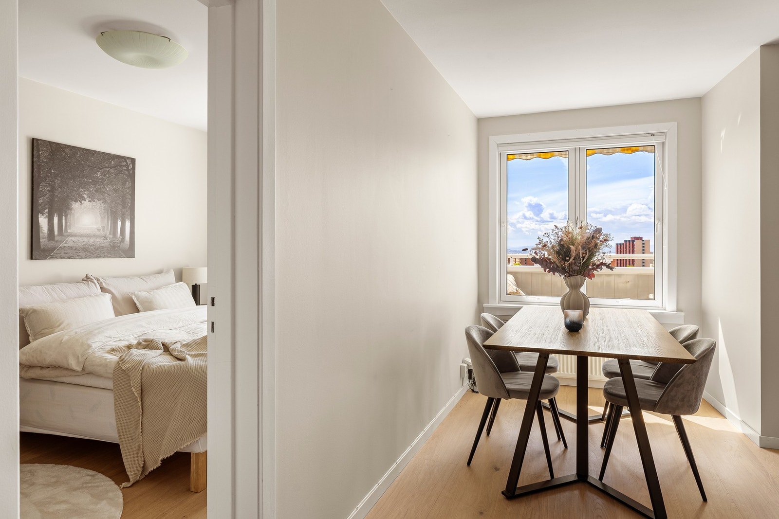 Fra stuen er det inngang til leilighetens største soverom. Galleribilde