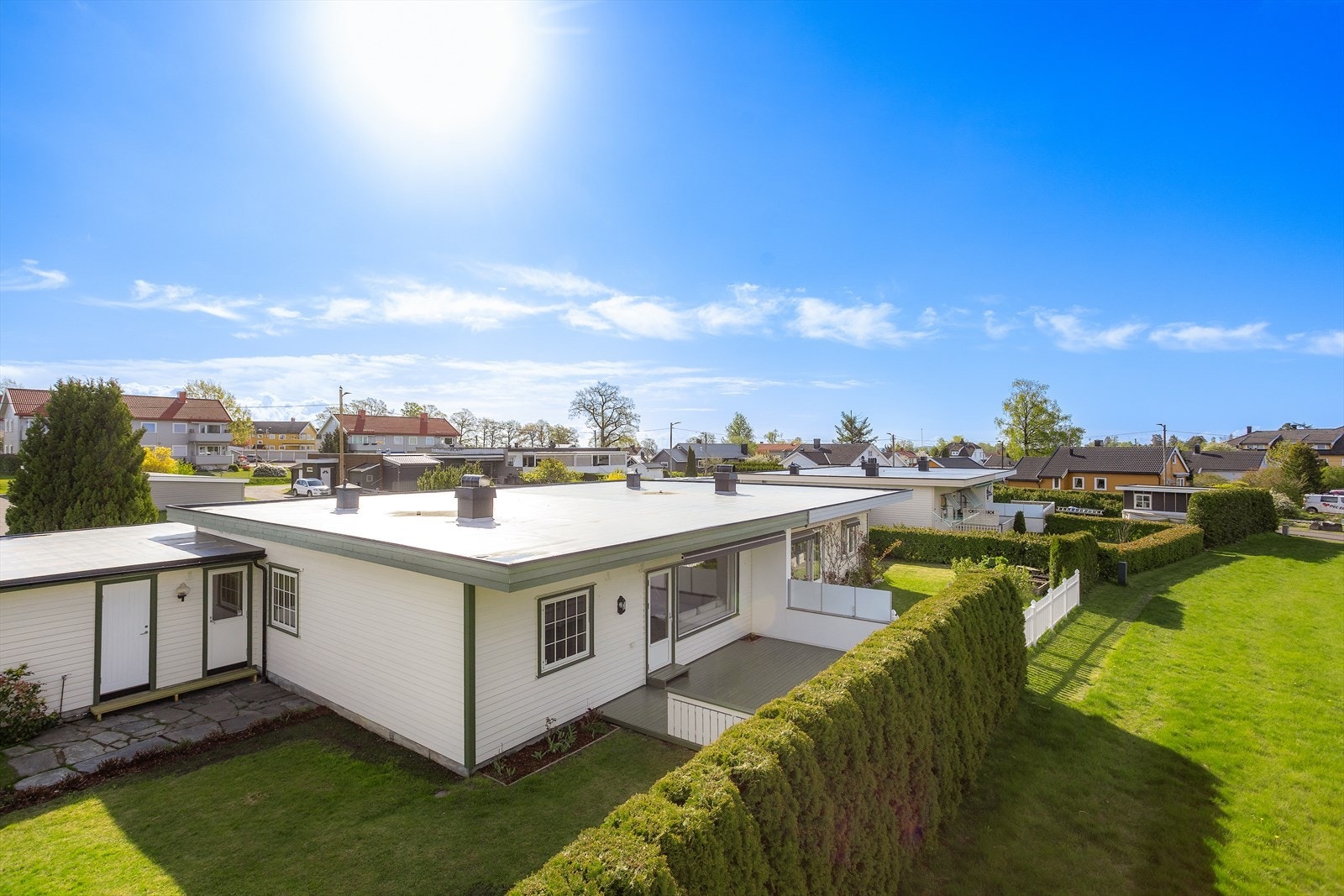 Fra stuen er det utgang til en vestvendt terrasse på 24 m². Galleribilde