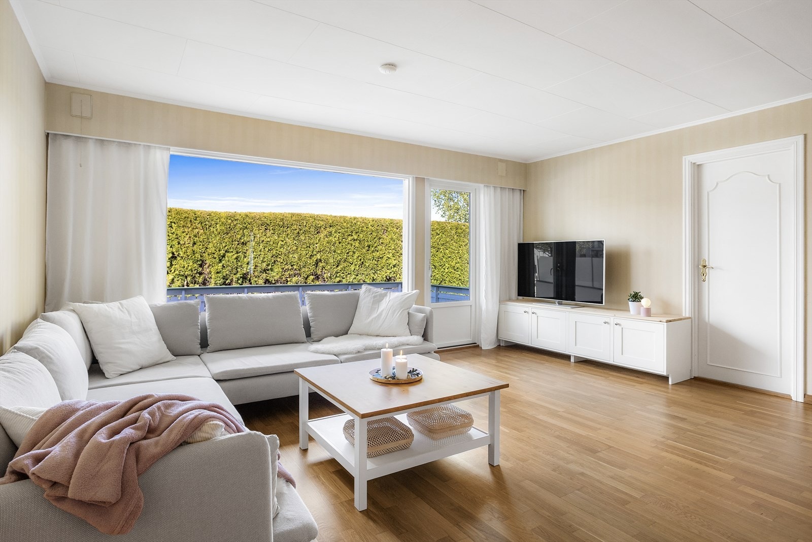 Store vindusflater med 2-lags glass slipper inn rikelig med dagslys. Galleribilde