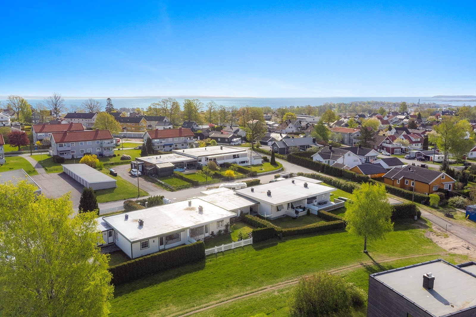 Nærhet til badestrender og båtplass Galleribilde