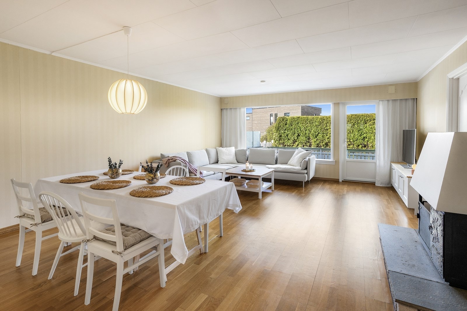 Stuen har parkett på gulvet og god plass til både spisebord og sofagruppe. Galleribilde