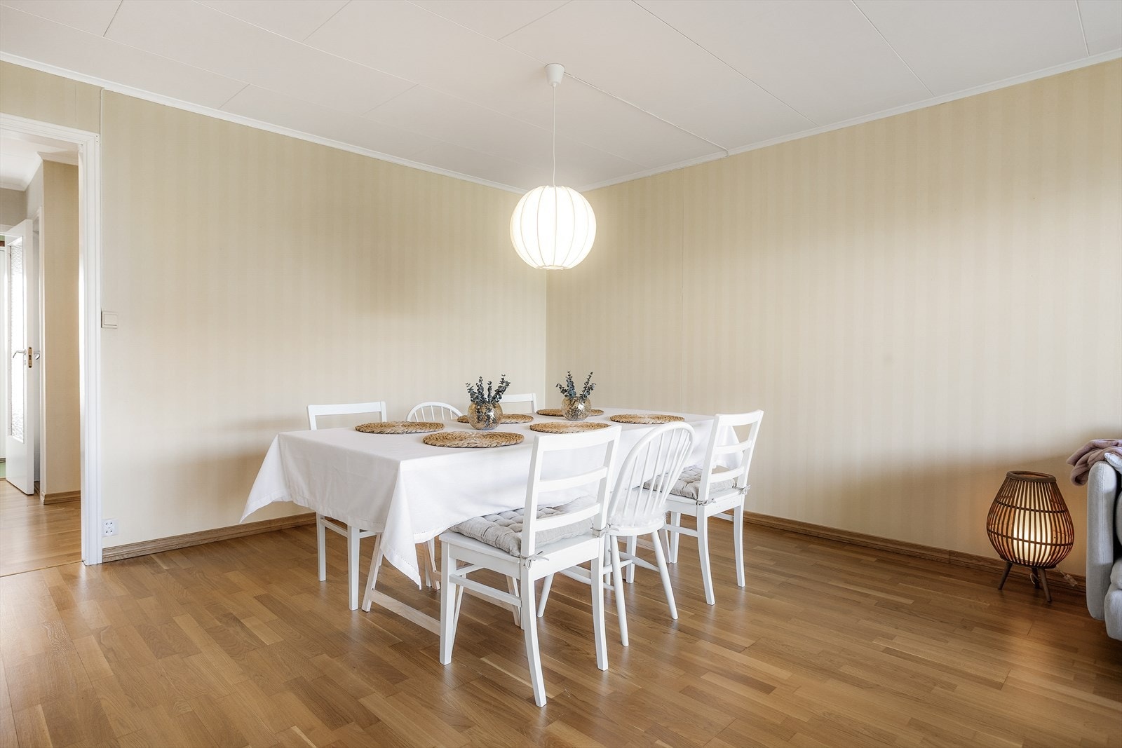 God plass til en romslig spisestue for hyggelige måltider. Galleribilde