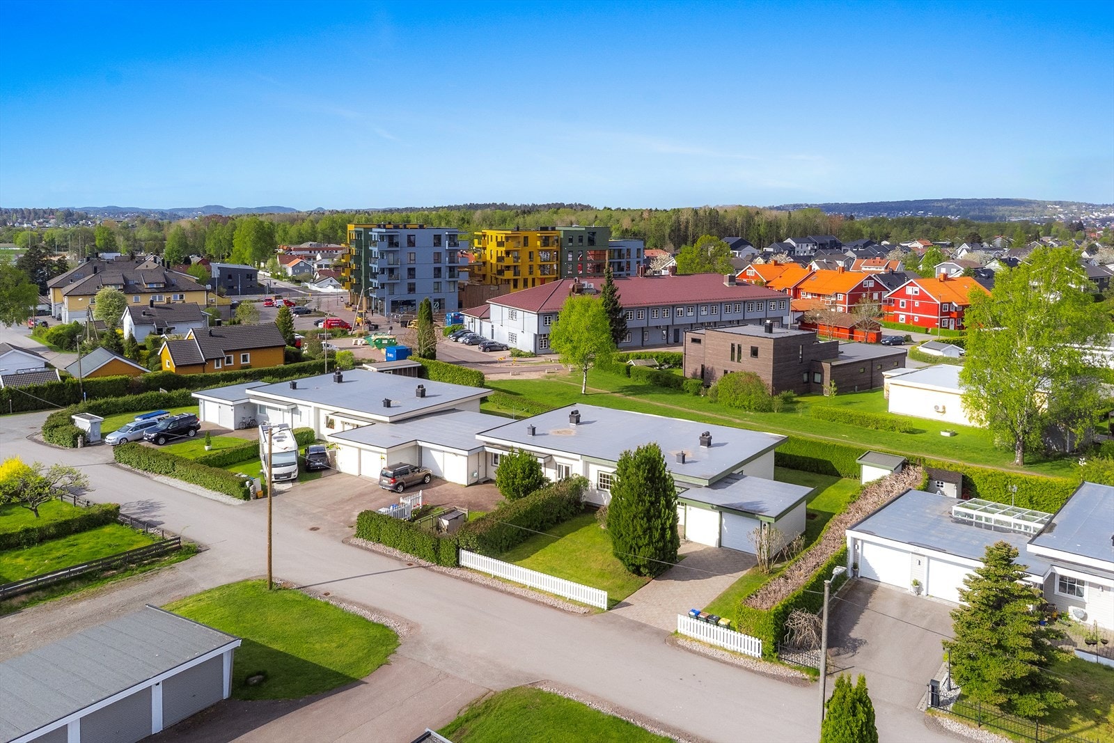 Eiendommen ligger i et etablert og barnevennlig boligområde på Tolvsrød. Galleribilde