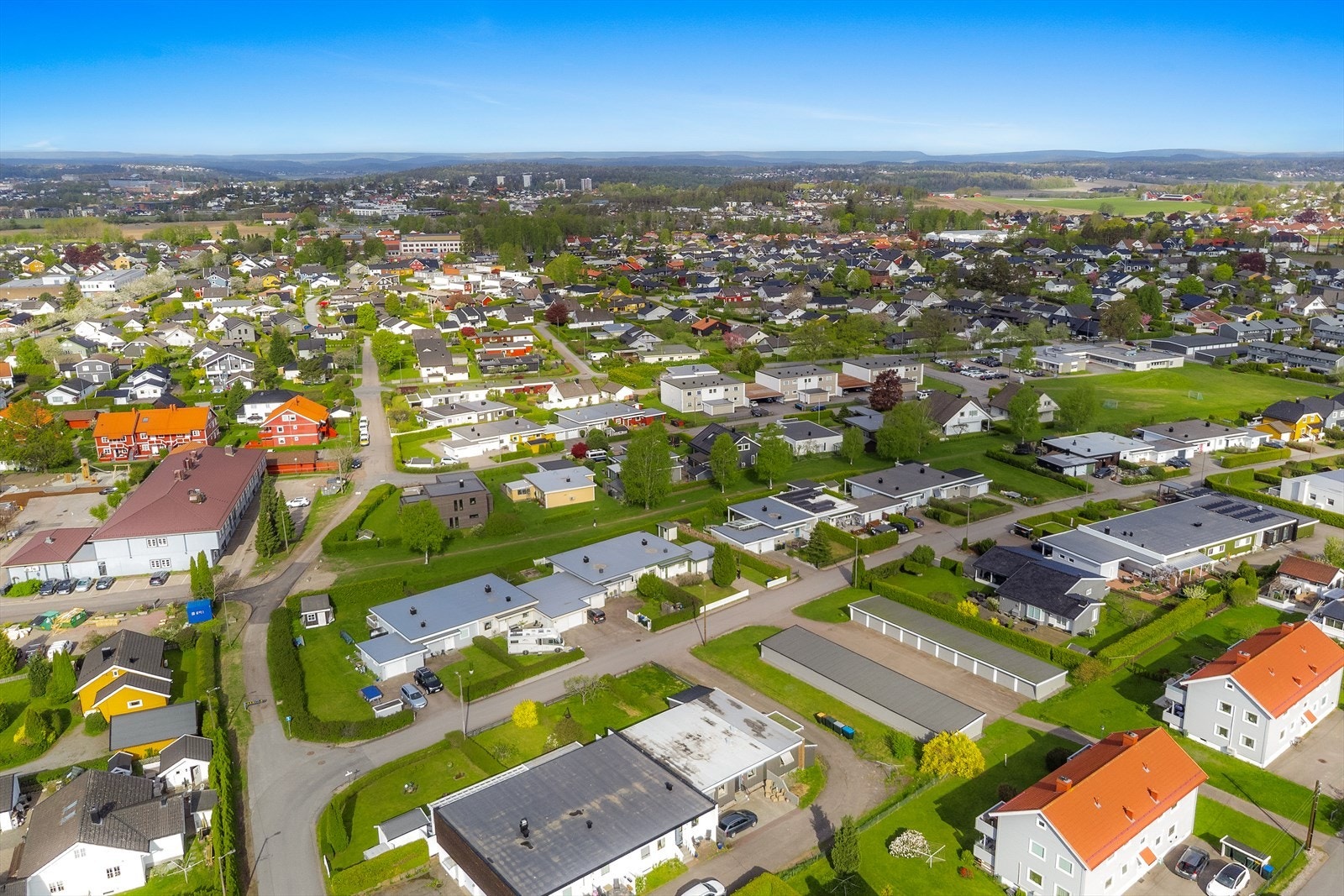Nærområdet byr på skoler, barnehager og idrettsanlegg. Galleribilde