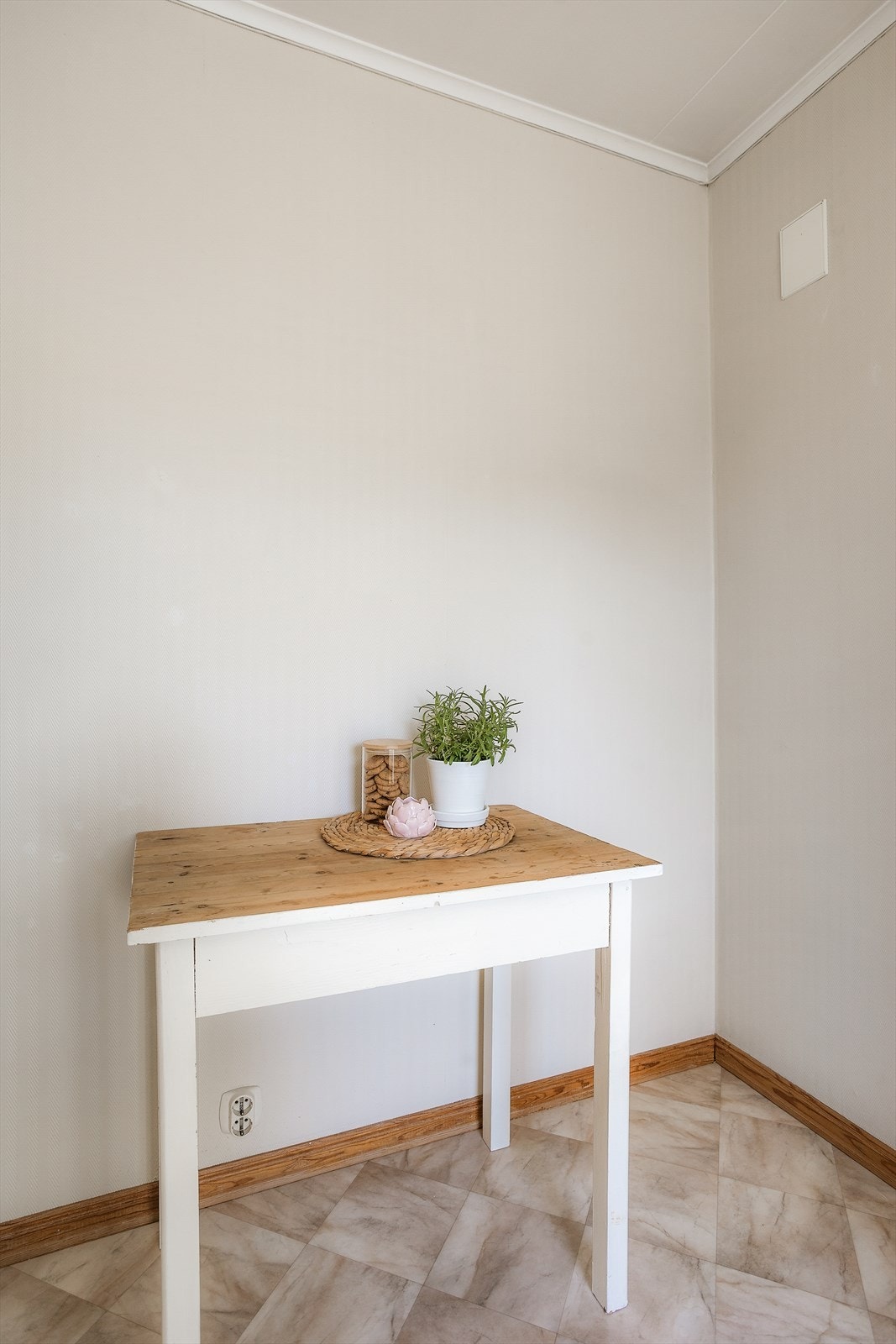 Detalj fra spiseplassen på kjøkkenet. Galleribilde
