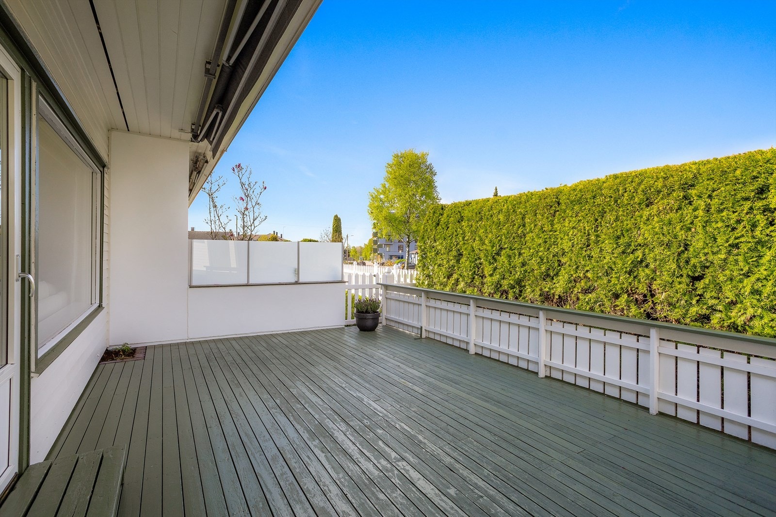 Den vestvendte terrassen på 24 m² er bygget i trykkimpregnert tre. Galleribilde