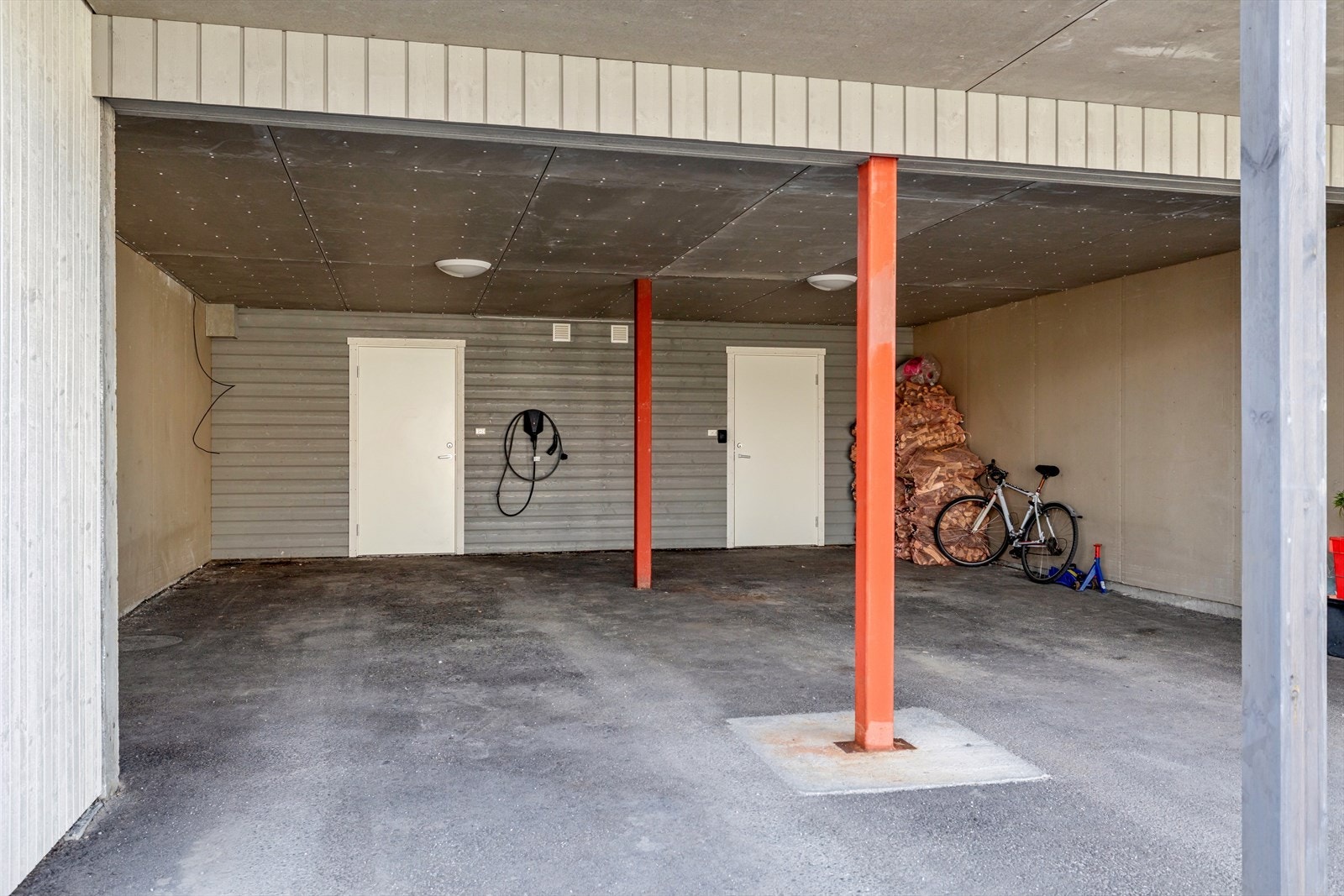 Til leiligheten medfølger carport med bod i bakkant. Galleribilde