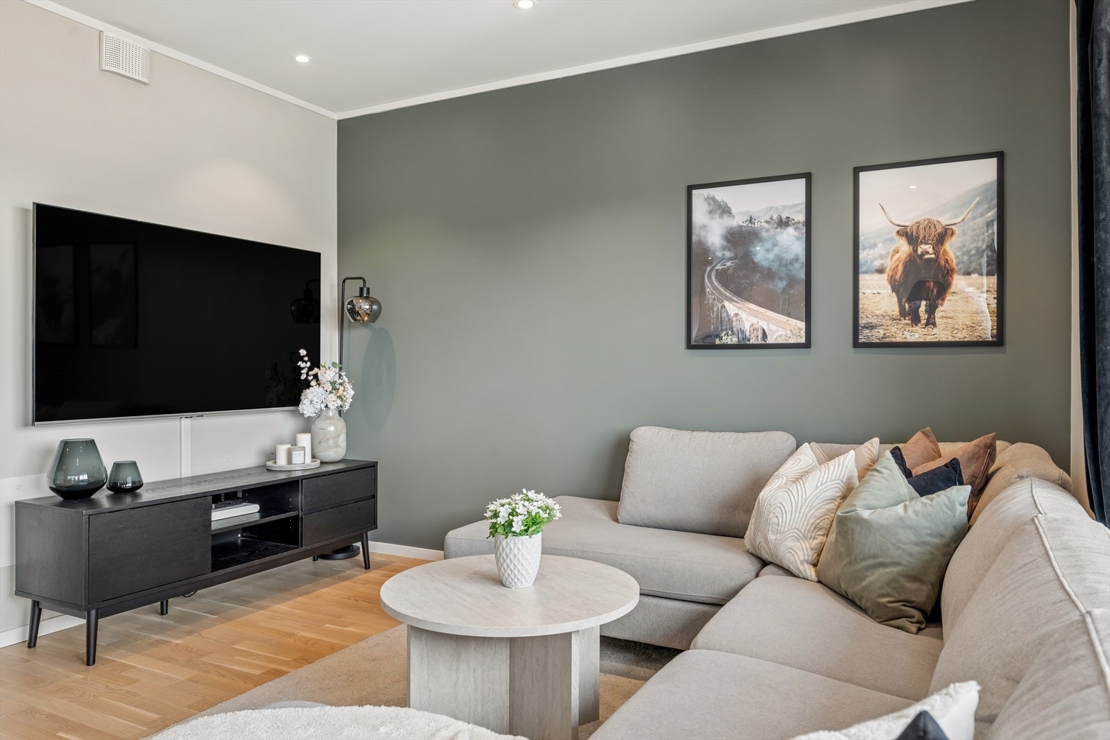 Koselig tv-krok med plass til sofagruppe. Galleribilde