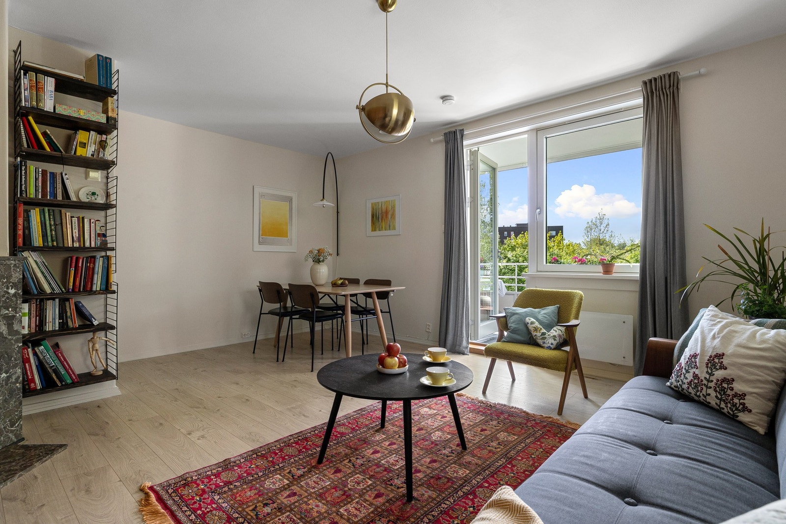 I stuen er det god plass til både sofagruppe og spisebord. Galleribilde