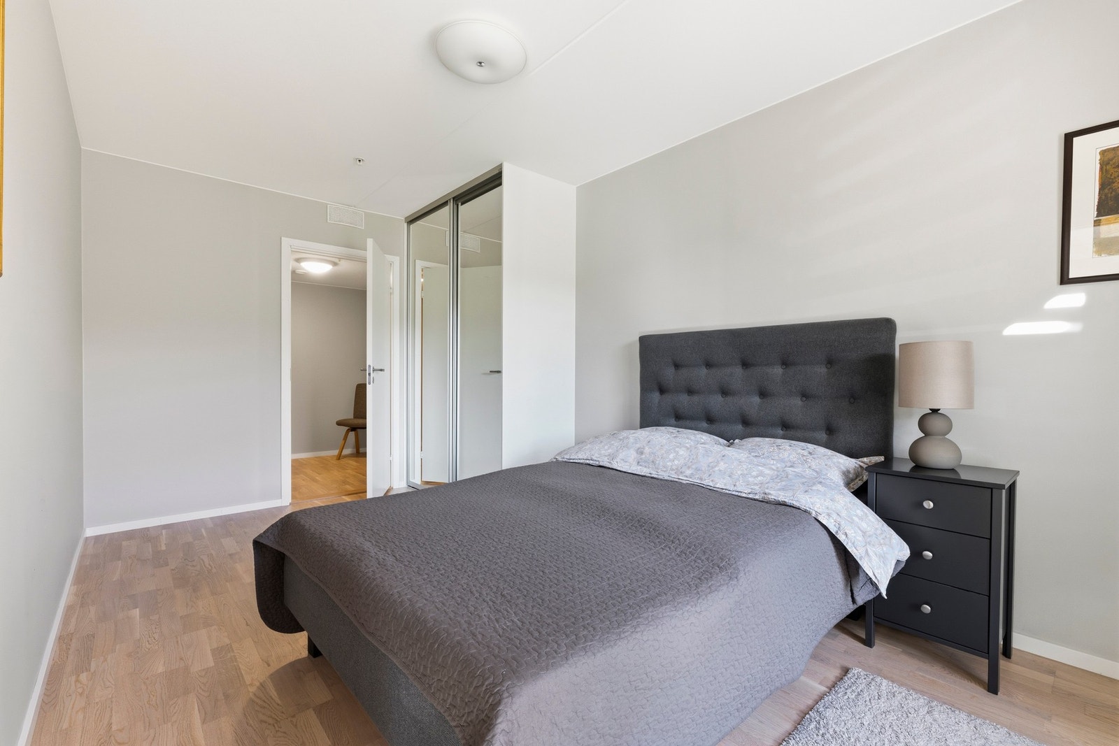 I rommet er det et medfølgende garderobeskap, og rommet har også adkomst til en bod som kan innredes som et walk-in-closet. Galleribilde