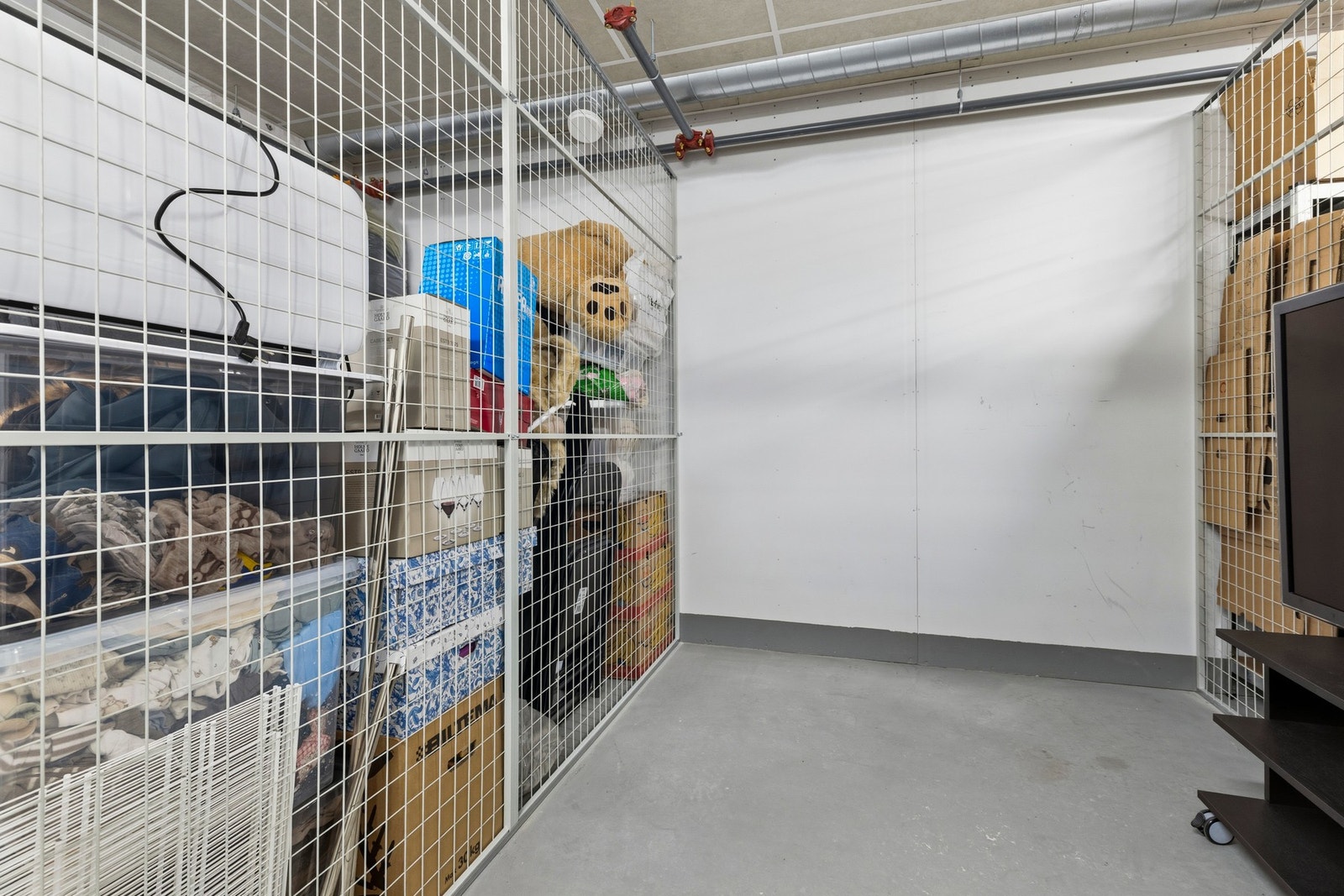 Bod i kjeller med god plass til oppbevaring. Galleribilde