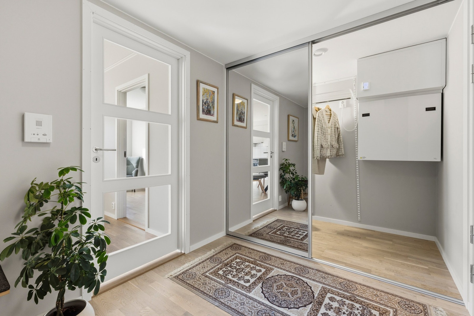 Entré/gang med god plass til oppbevaring i skyvedørsgarderobe med speildører. Galleribilde