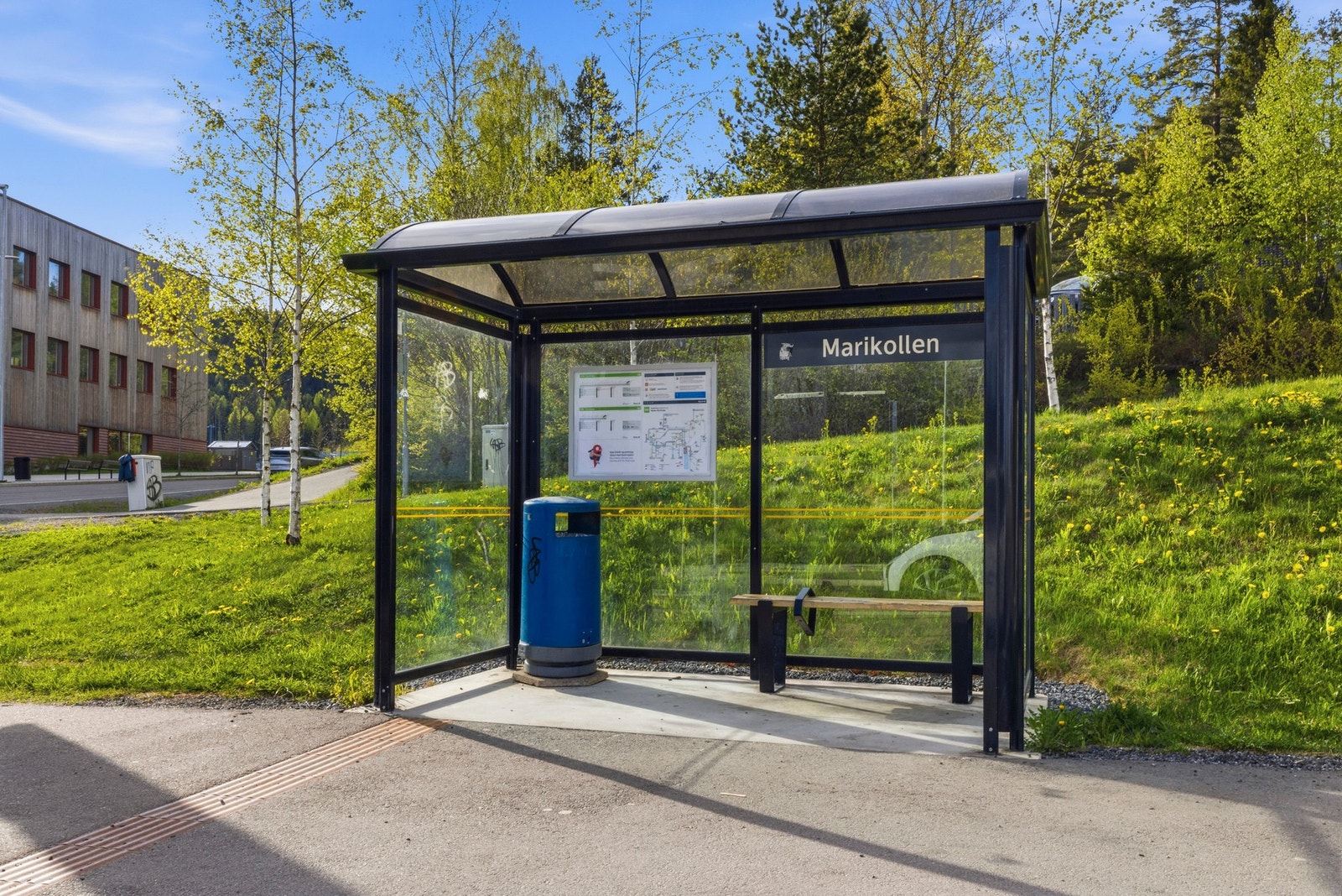 Fra boligen er det kort gangavstand til bussholdeplass med gode forbindelser mot blant annet Lillestrøm og Oslo via togforbindelse fra Lillestrøm stasjon. Galleribilde