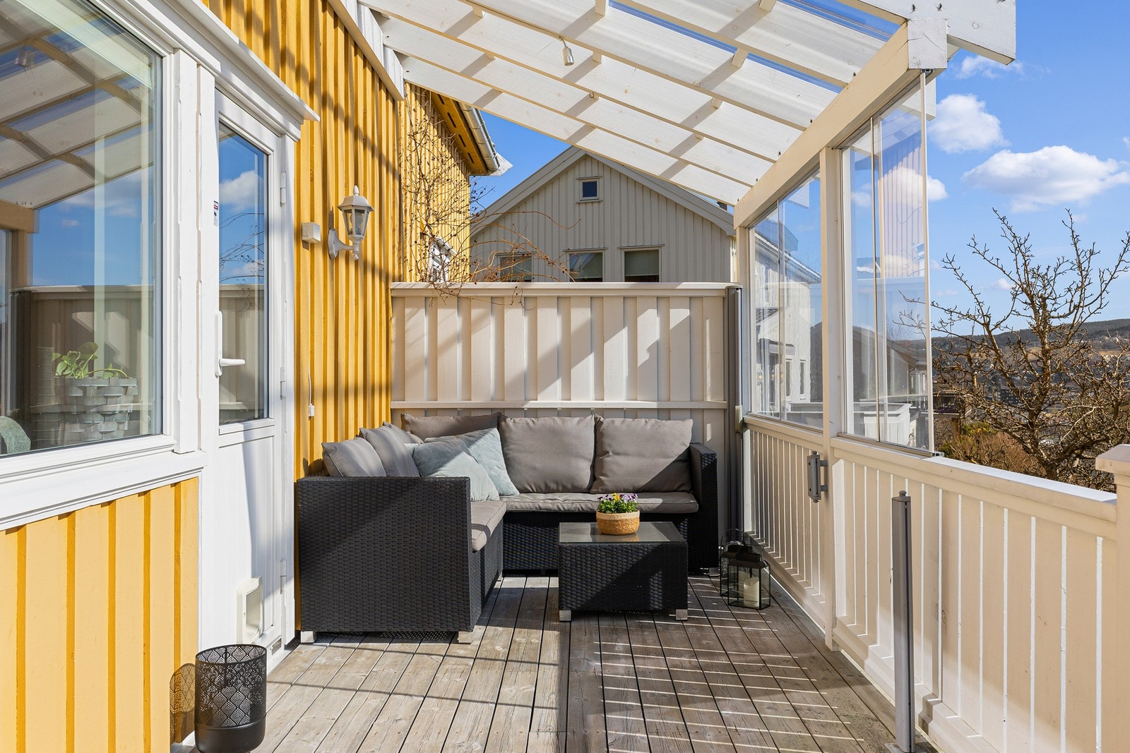 Det er god plass til en sittegruppe i den lune solveggen. Galleribilde