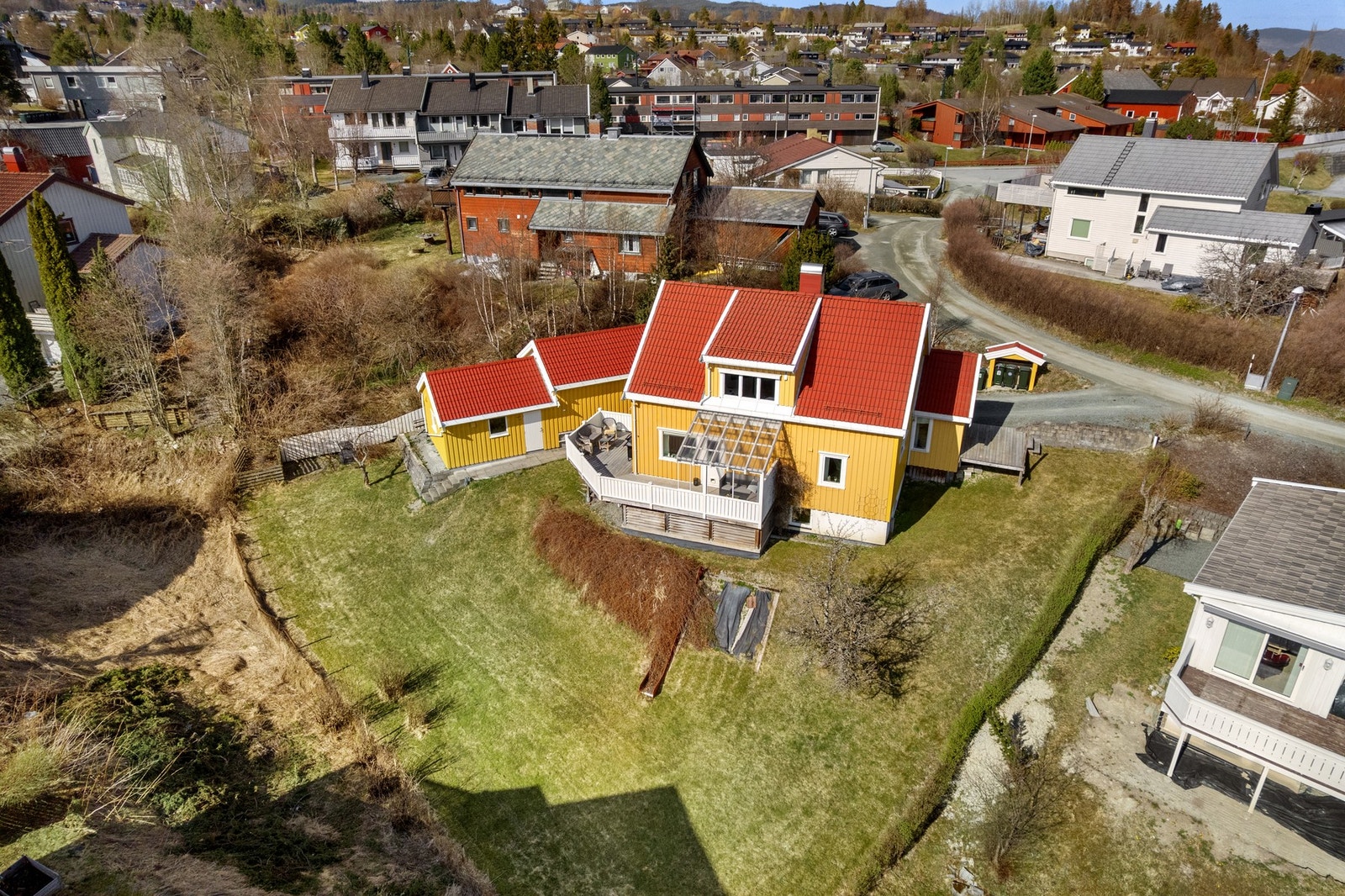 Eiendommen ligger svært skjermet og barnevennlig til i en rolig blindvei på Hoem. Galleribilde
