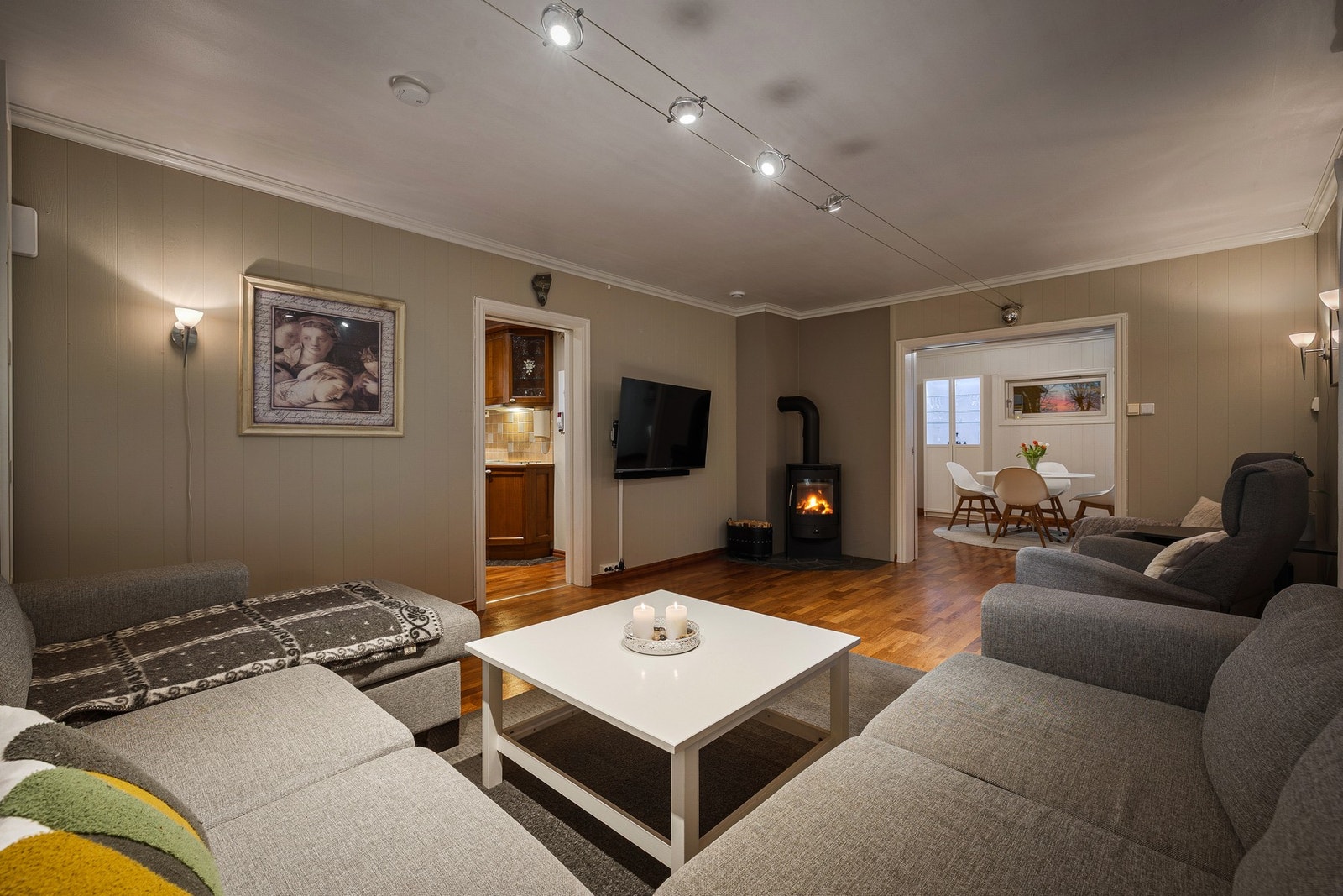 Det er god plass til en stor hjørnesofa. Galleribilde