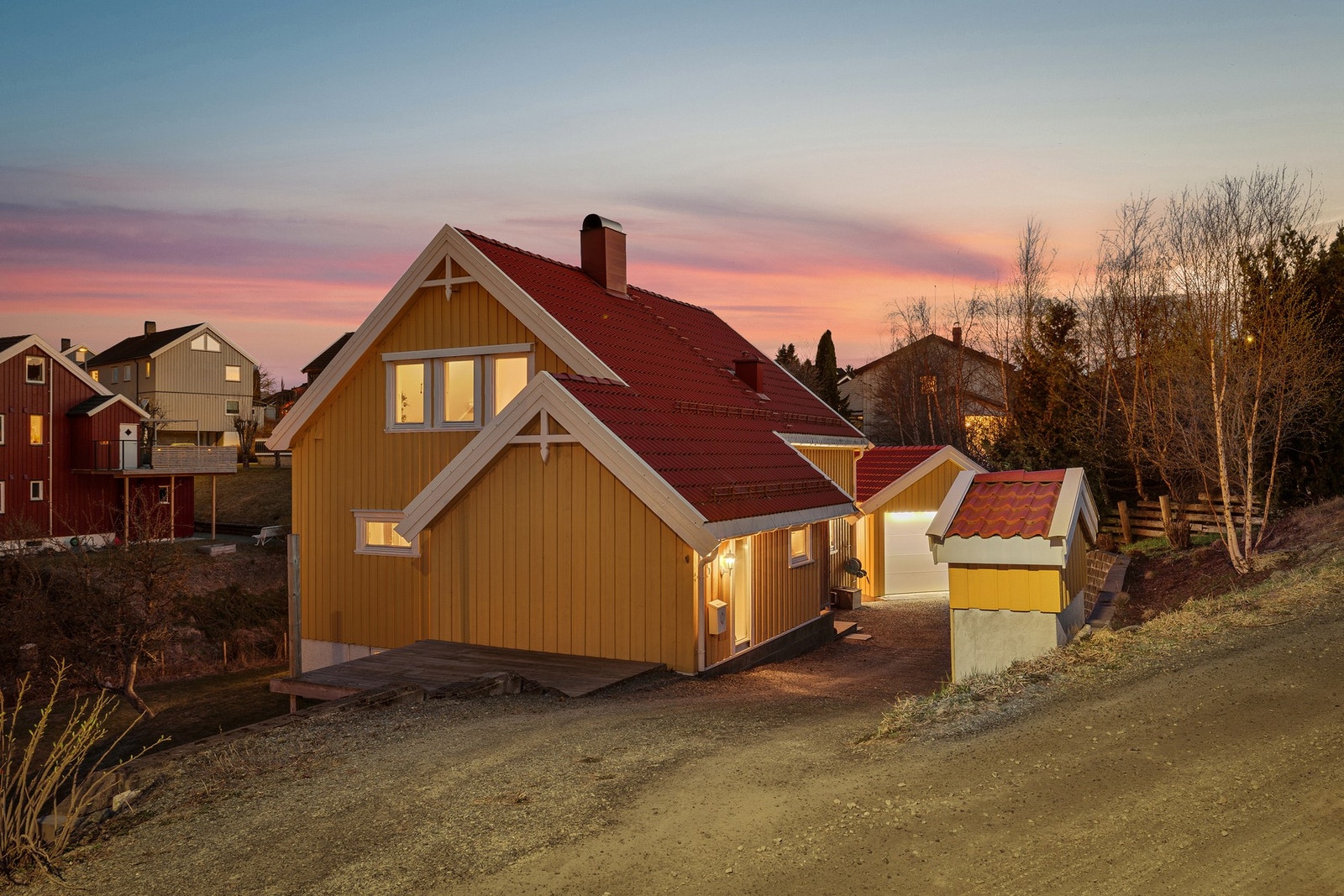En pent opparbeidet eiendom på ca. 900 kvm med stor hage, enebolig og parkering i garasje. Galleribilde