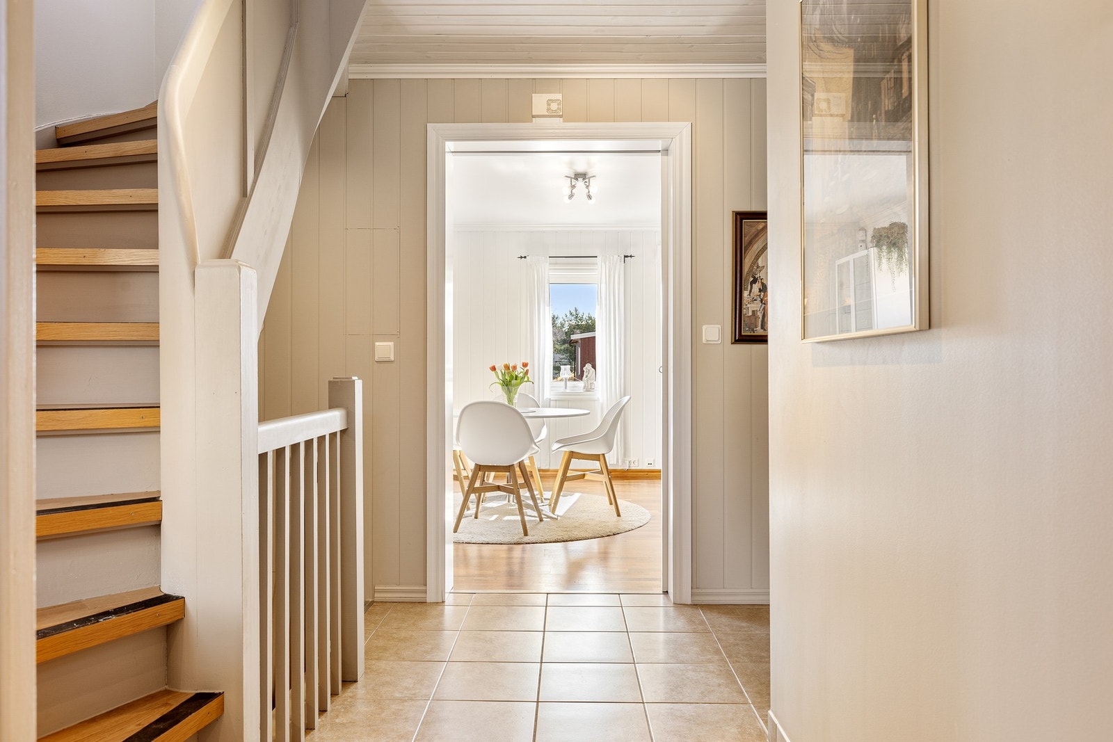 I 1. etasje er det behagelig, vannbåren varme på badet og og i hall/entré. Galleribilde