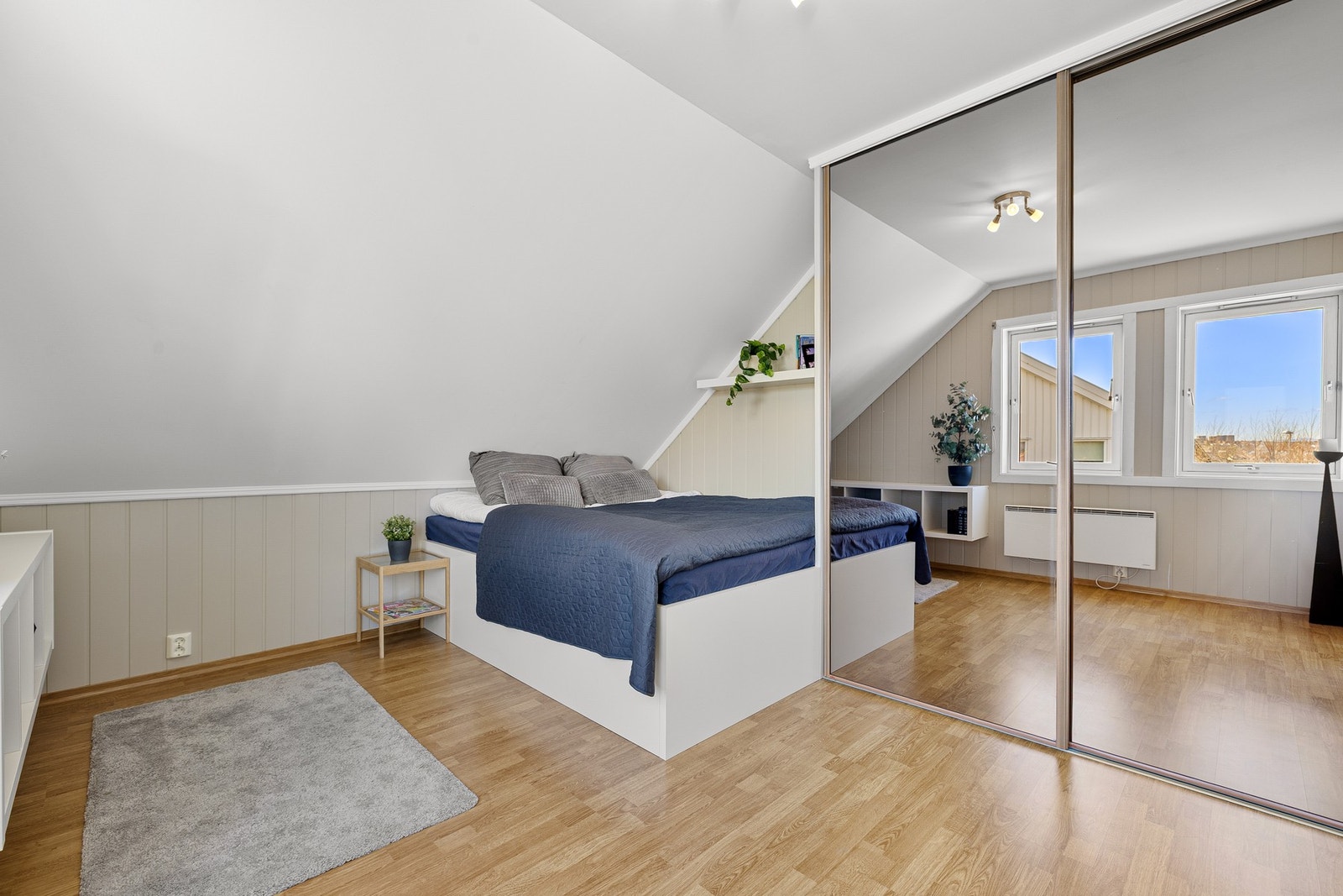 Soverom 4 er 10,7 kvm med oppbevaring i skyvedørsgarderobe. Galleribilde