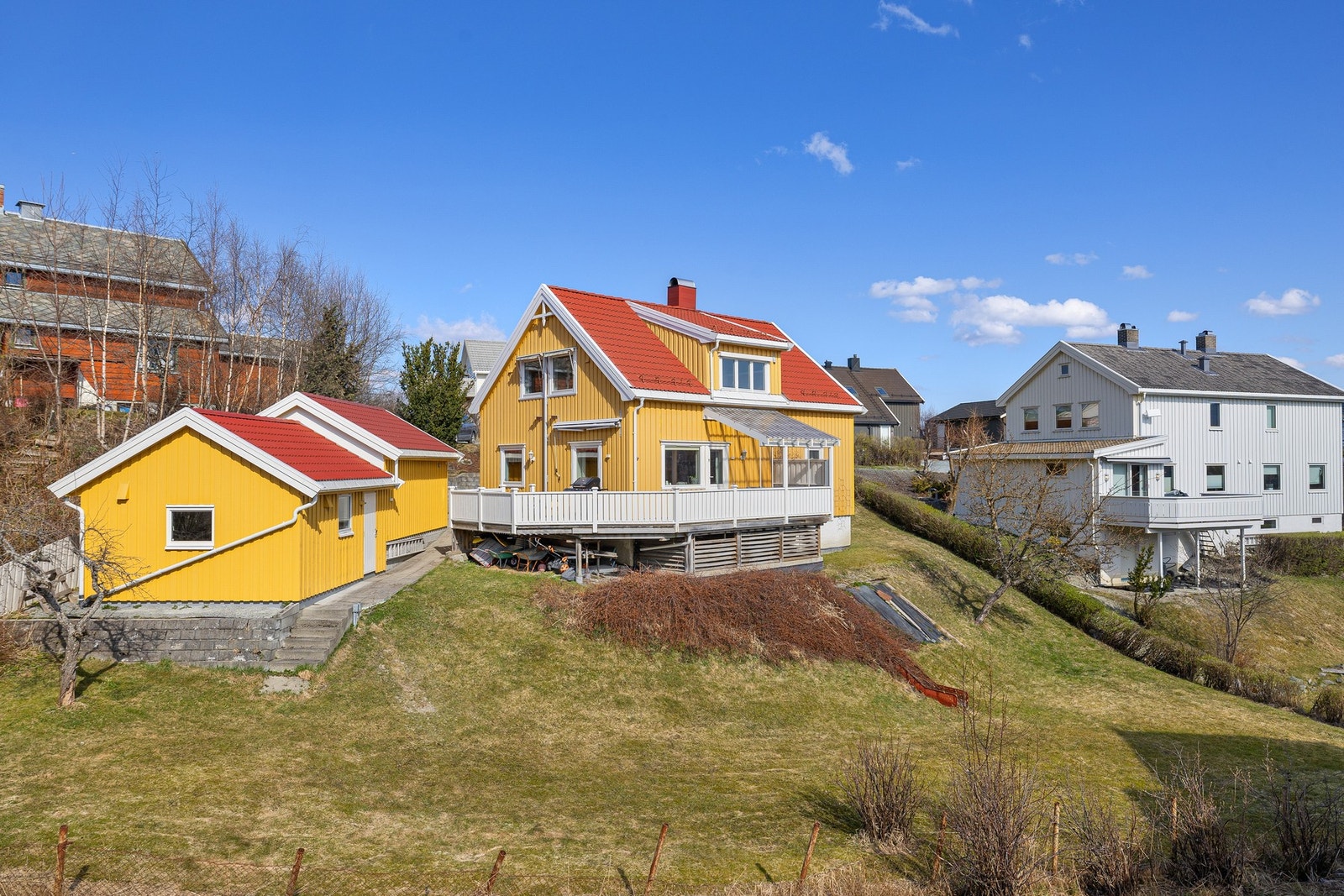 Garasje fra 2019 med bod i bakkant. Galleribilde
