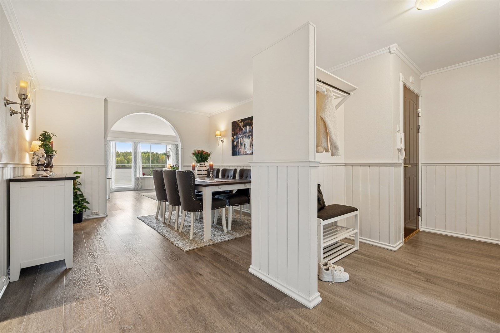 Velkommen inn i varmen. I entreen er det god plass til å henge fra seg yttertøyet Galleribilde