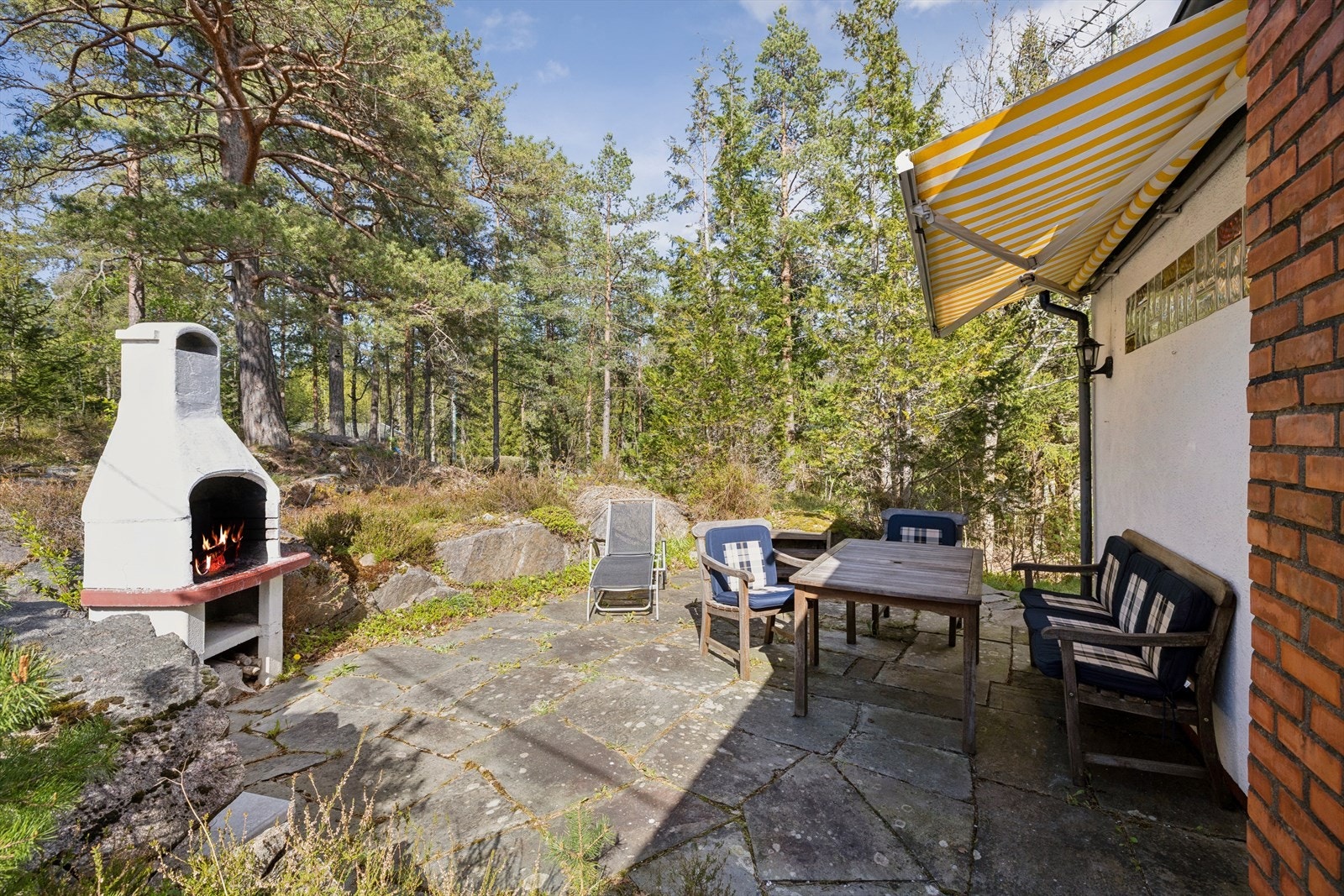 Den skiferbelagte uteplassen gir rikelig med rom for utemøbler og sosialt samvær. Galleribilde