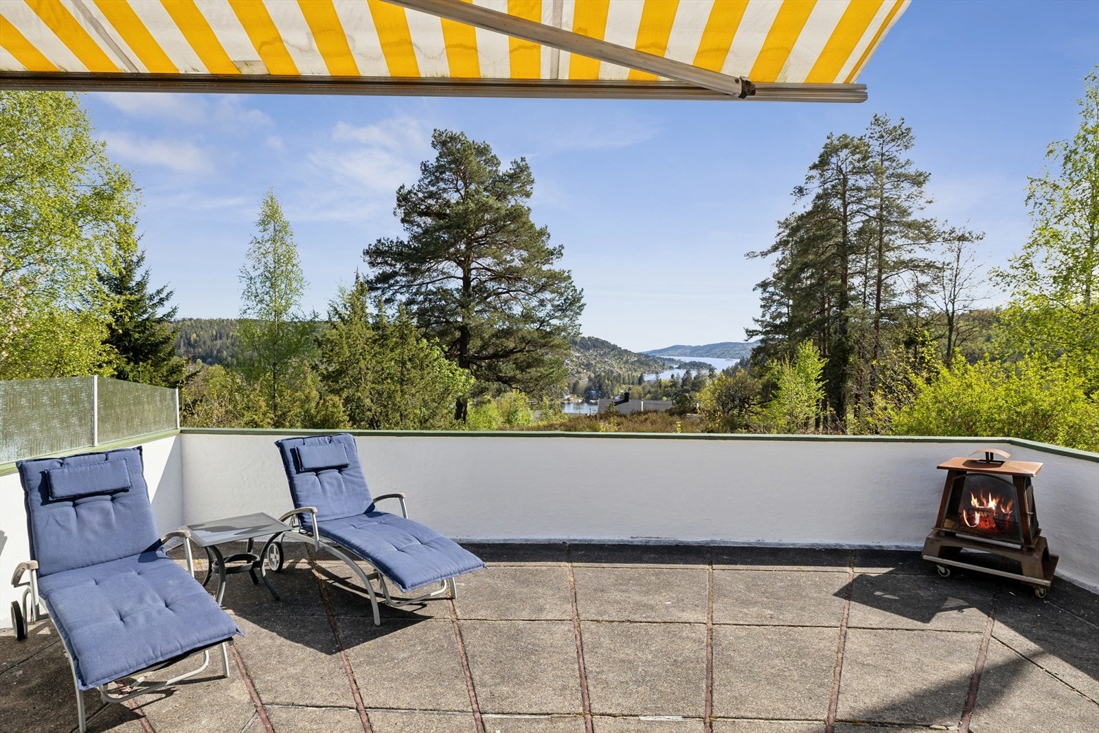 Fra stuen er det utgang til en støpt uteplass på cirka 38 m². Galleribilde