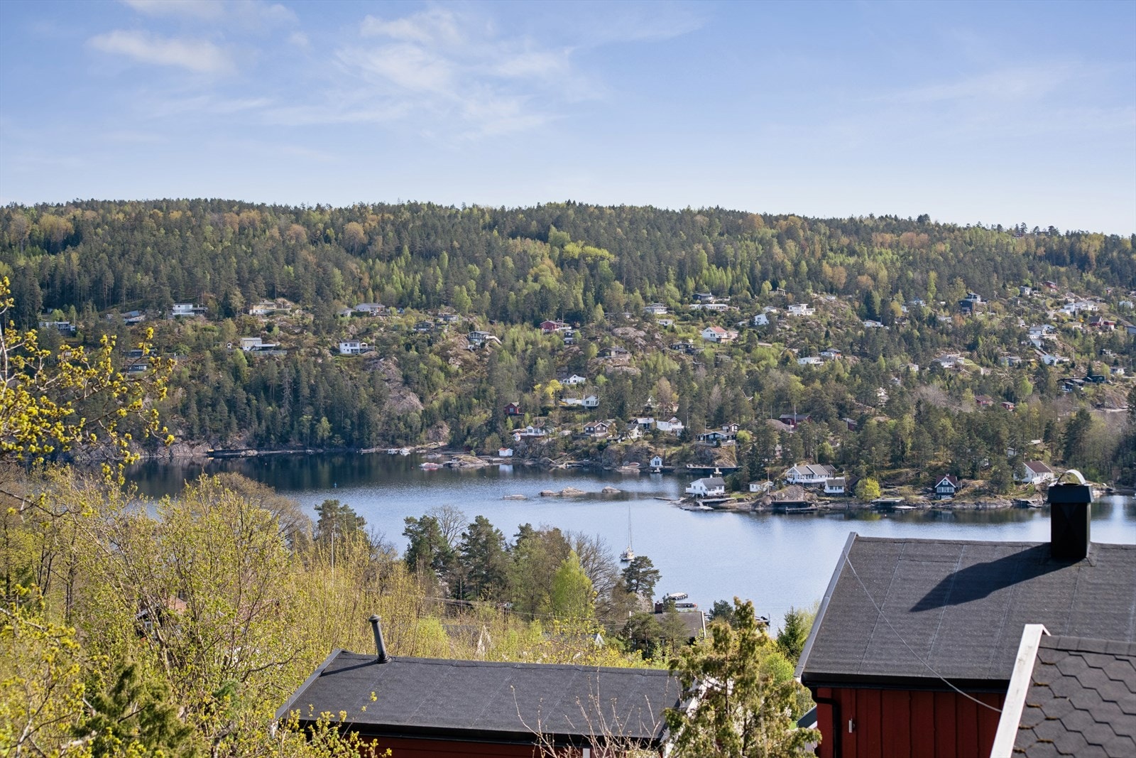 Utsikt mot fjorden! Nærheten til sjøen gir gode muligheter for båtliv og rekreasjon. Galleribilde