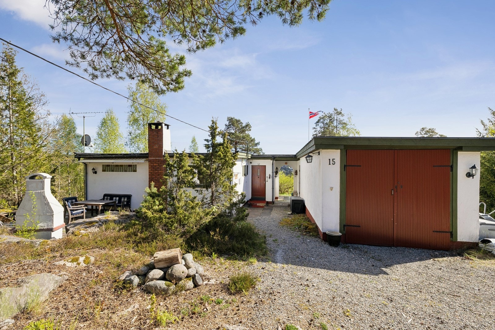 Eiendommen ligger på en naturtomt med variert terreng og er bebygget med hytte, garasje og uthus. Galleribilde