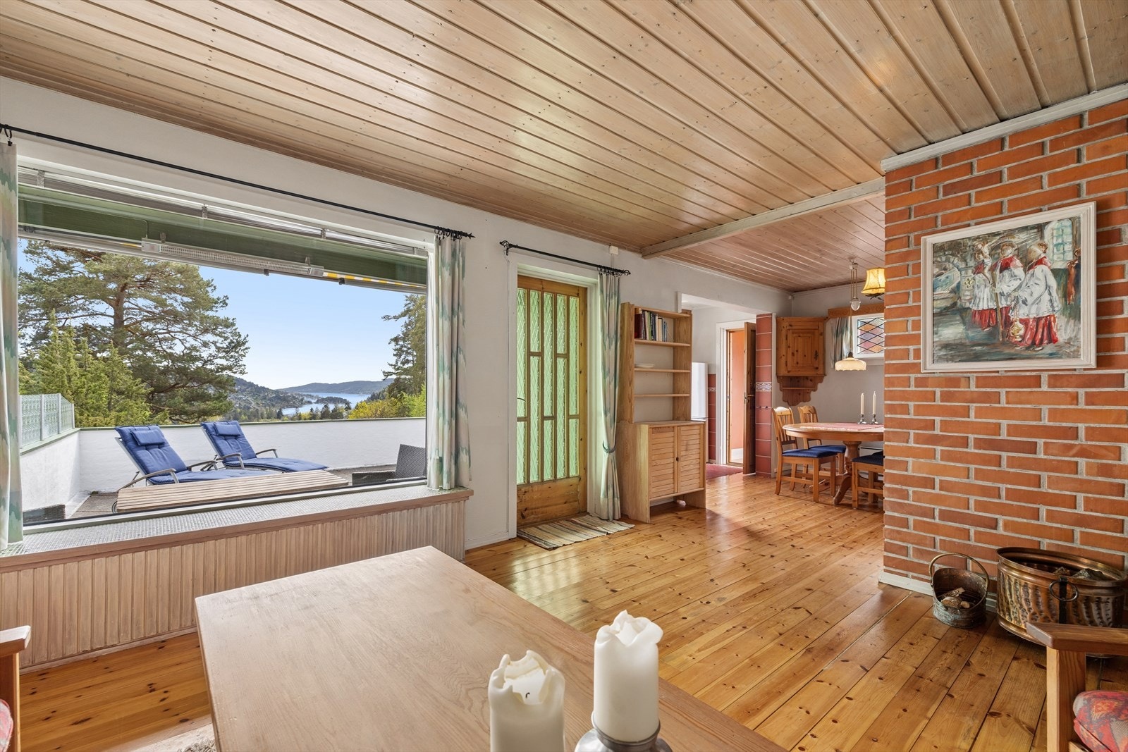 Stuen fremstår som romslig og innbydende, med god plass til både sofagruppe og spisebord. Galleribilde
