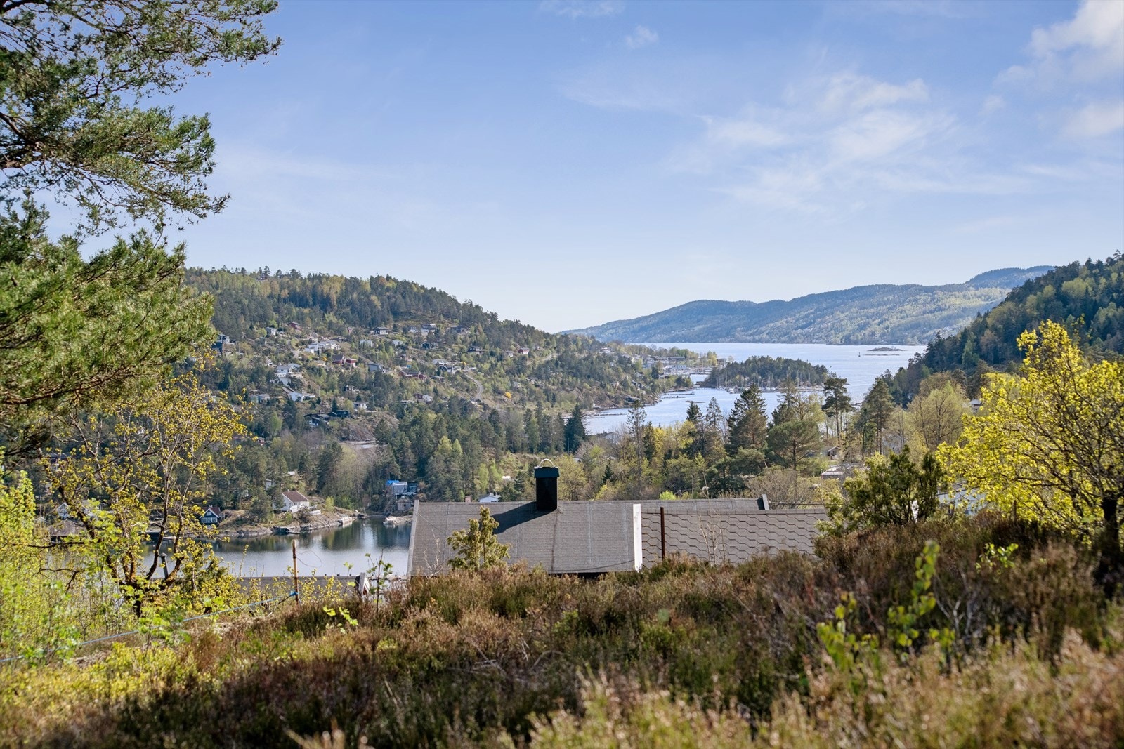 Fra eiendommen er det utsikt over nærområdet og Oslofjorden. Galleribilde
