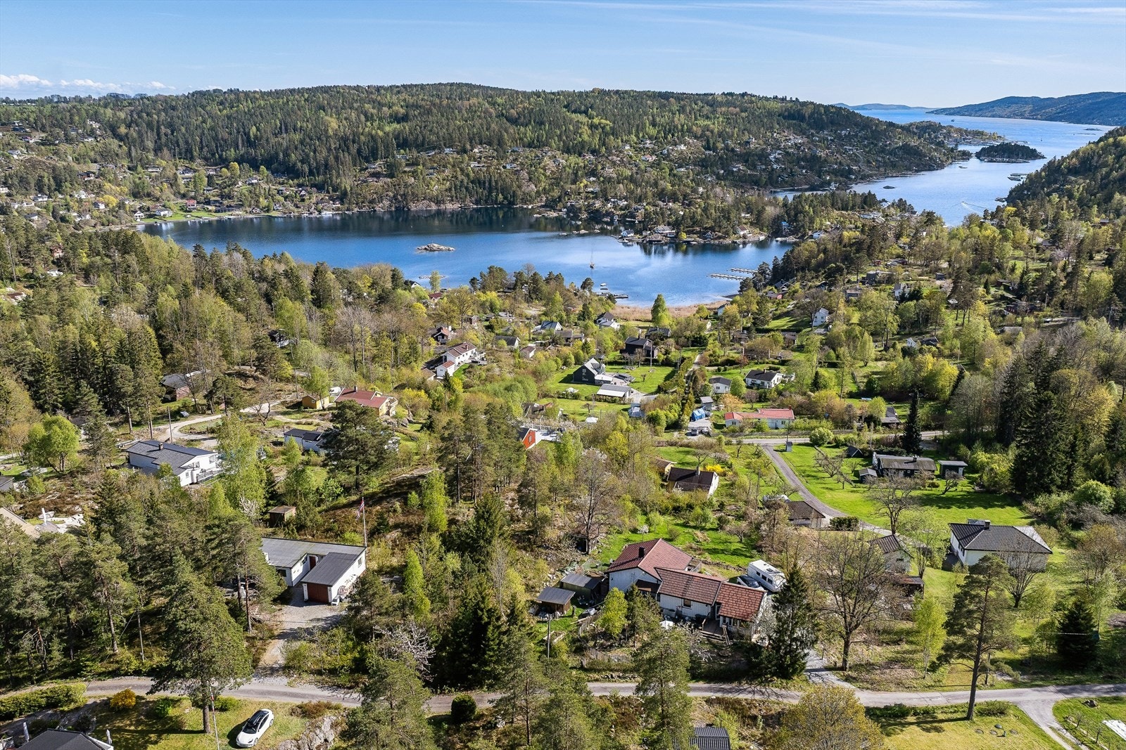 Med gangavstand til Båtstøvika og Sandbukta badeplass er veien til et morgen- eller kveldsbad kort. Galleribilde