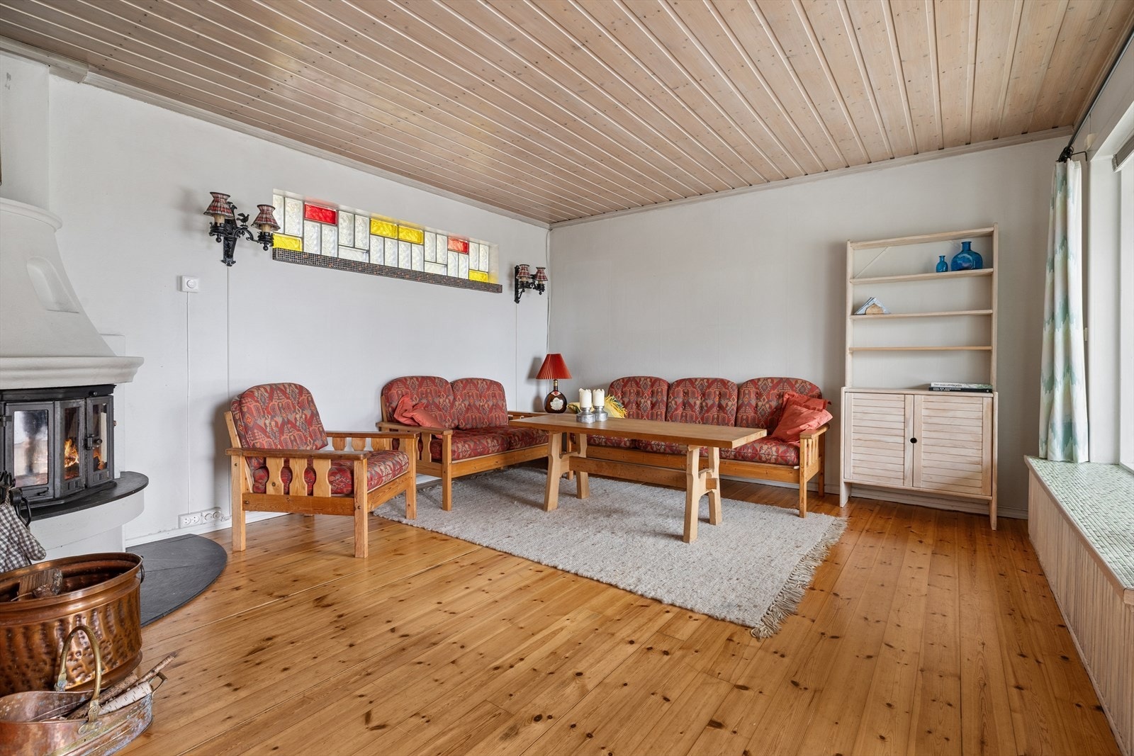 Sofagruppen har en fin plassering i stuen, som innbyr til sosialt samvær og avslapning. Galleribilde