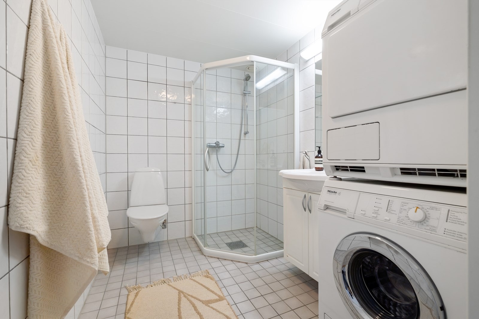 Flislagt bad fra 2003 med elektriske varmekabler og opplegg for vaskemaskin. Galleribilde