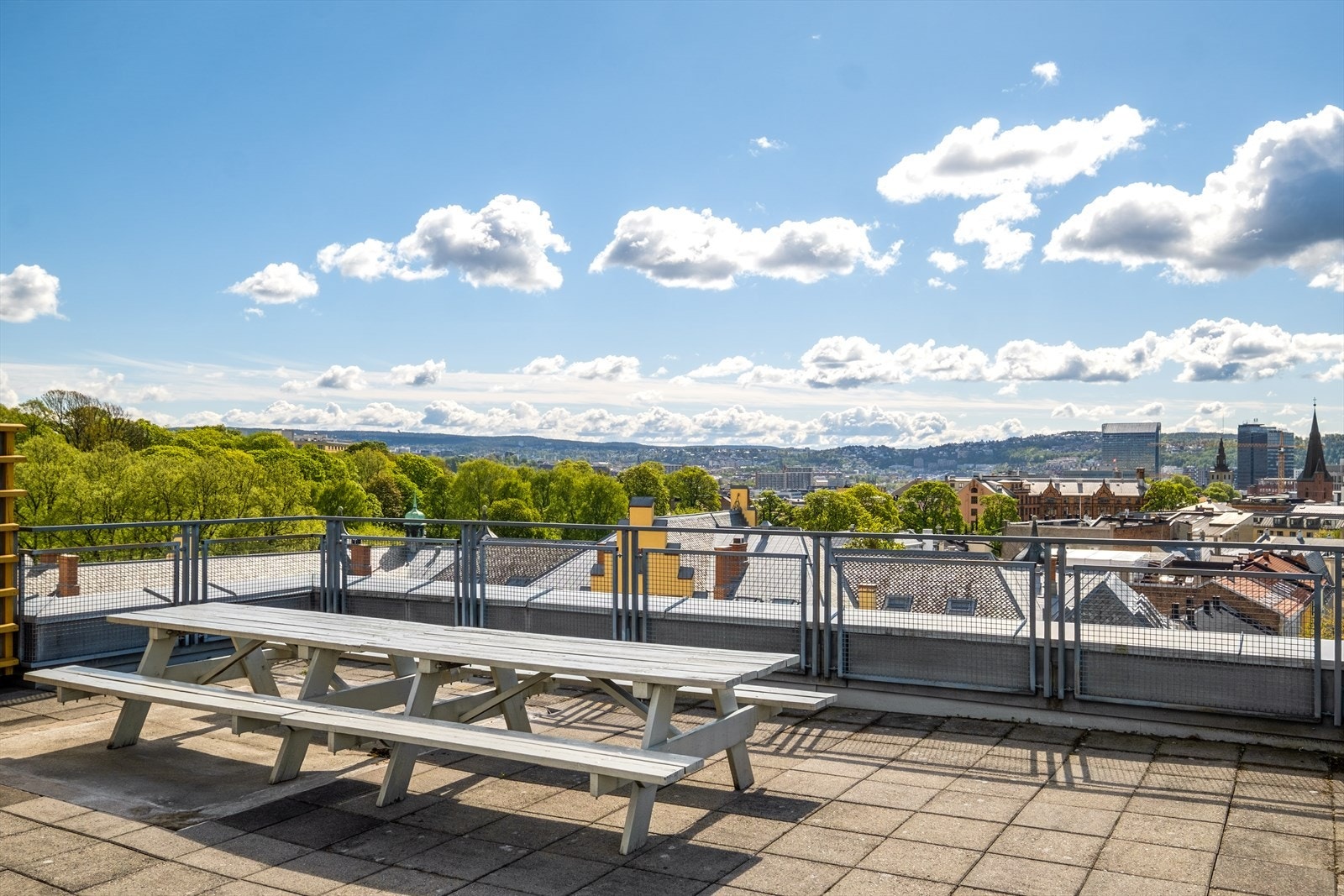 Herlig takterrasse med en fantastisk utsikt over byen og gode solforhold. Galleribilde