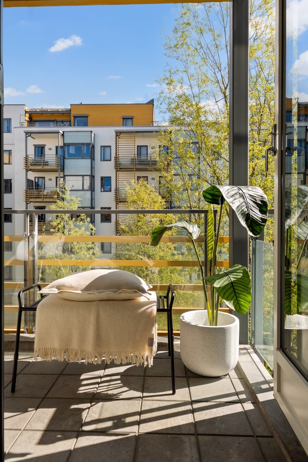 Stor og overbygd balkong på hele 9 kvm. Galleribilde