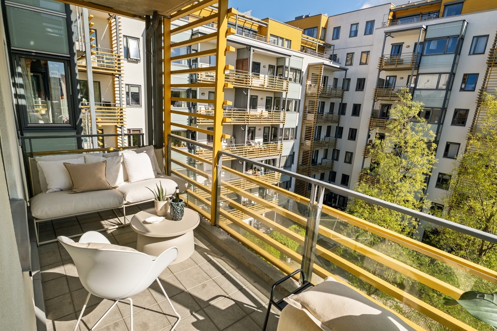 Balkongen fungerer som en fin forlengelse av oppholdsrommet i sommerhalvåret, med plass til utemøbler, planter og grill. Galleribilde