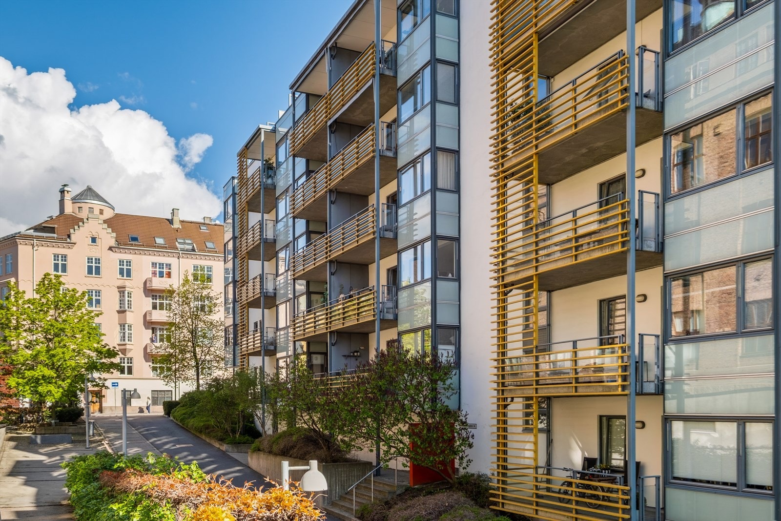 Et populært og veletablert boligområde med umiddelbar nærhet til nydelige St.Hanshaugen park og flere hygglige kafeer, restauranter og dagligvarebutikker. Galleribilde