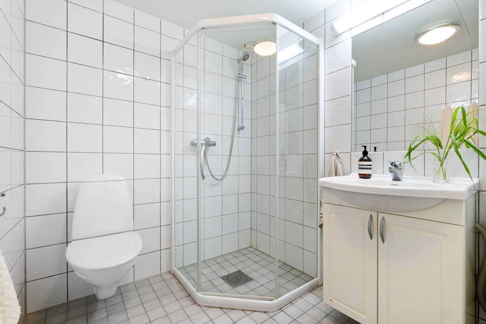 Innredningen består av servant med skap, speil, belysning, toalett og dusj. Galleribilde