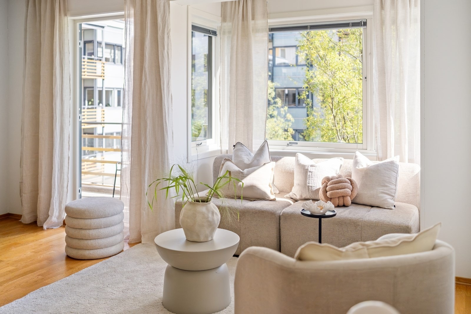 Stuen fremstår lys og romslig med store vindusflater som slipper inn rikelig med dagslys. Galleribilde