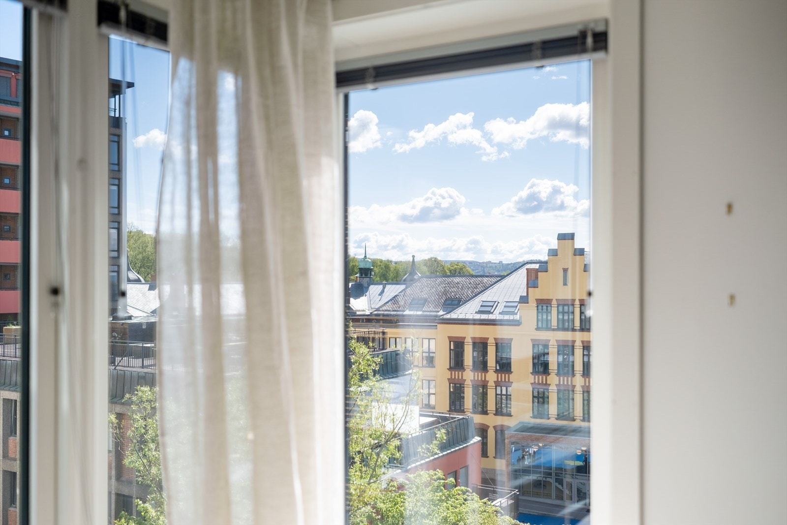 Hyggelig utsikt fra stuevinduet. Galleribilde