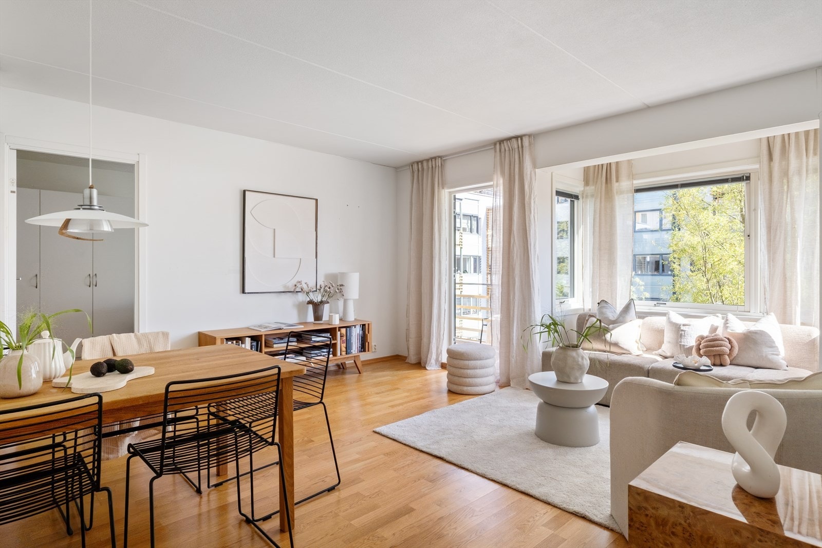 Den romslige løsningen gir god plass til både sofagruppe, sofabord og TV-møblement. Galleribilde