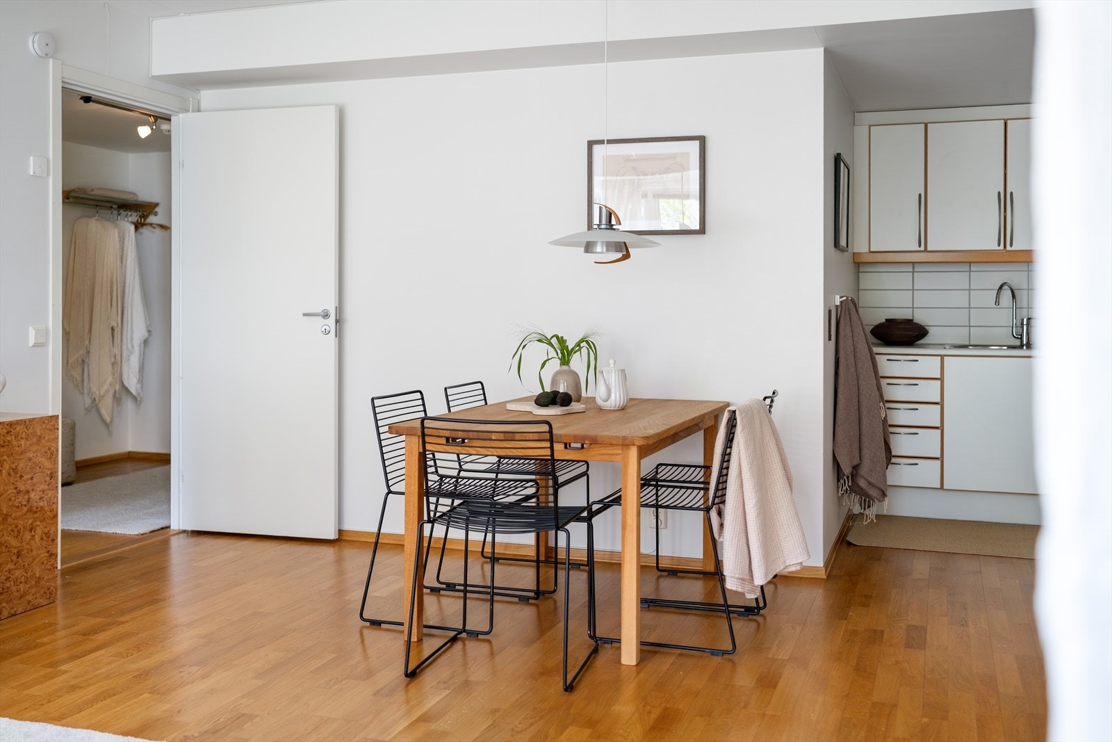Det er god plass til spisebord i stuen. Galleribilde