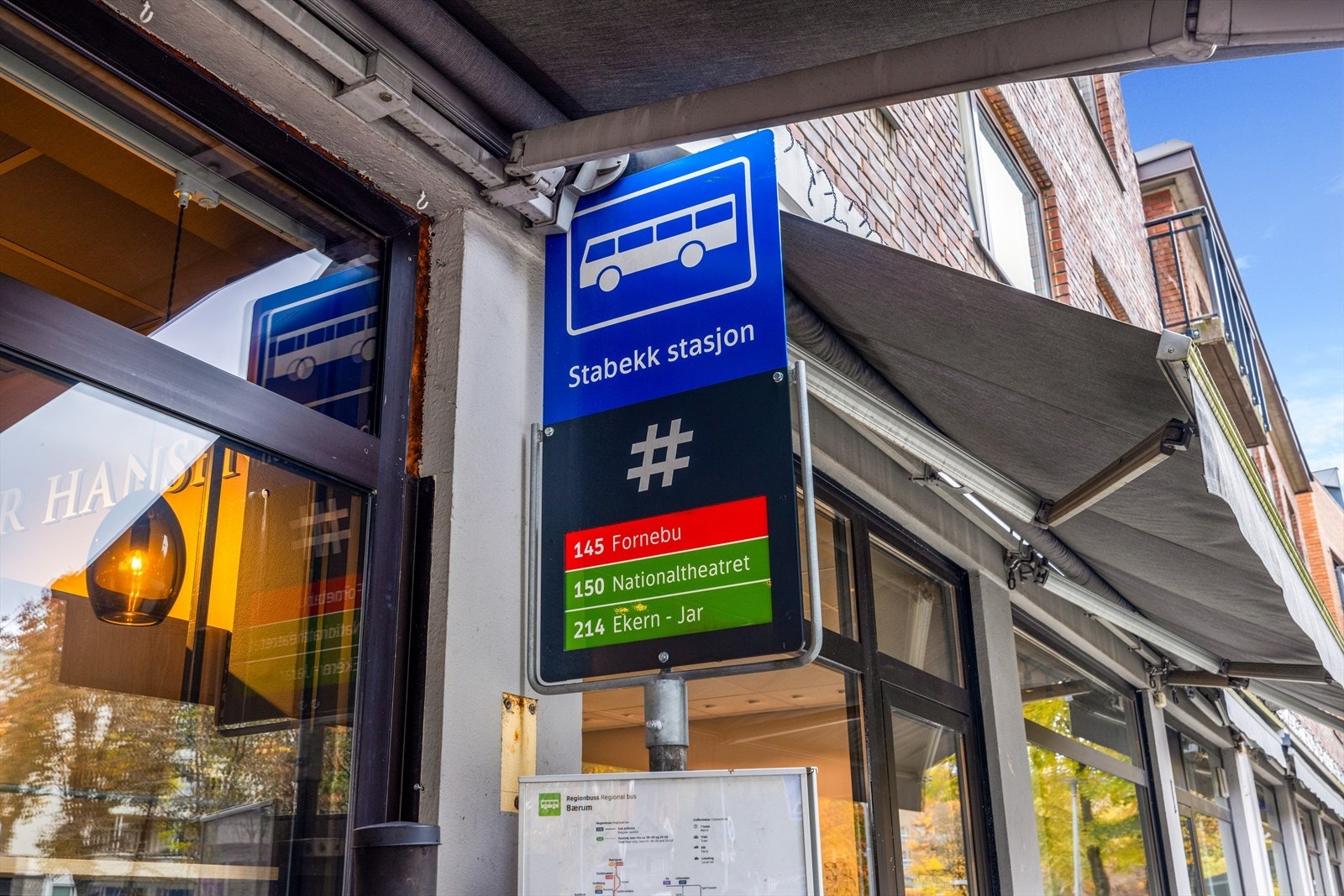 Nærmeste busstopp er Stabekk stasjon, som ligger et steinkast unna inngangsdøren. Herfra går blant annet buss 150 til Oslo og mot Bekkestua i motsatt retning Galleribilde