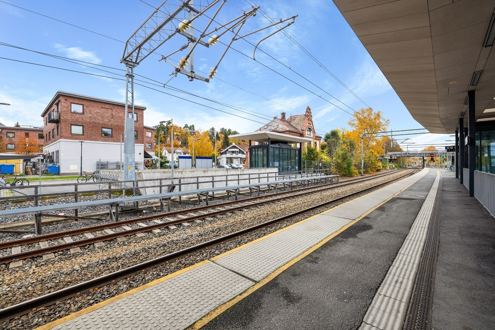 Fra Stabekk togstasjon går det hyppige togavganger mot blant annet Oslo, Lysaker, Asker, Spikkestad og Lillestrøm, samt flytog til Oslo Lufthavn Galleribilde